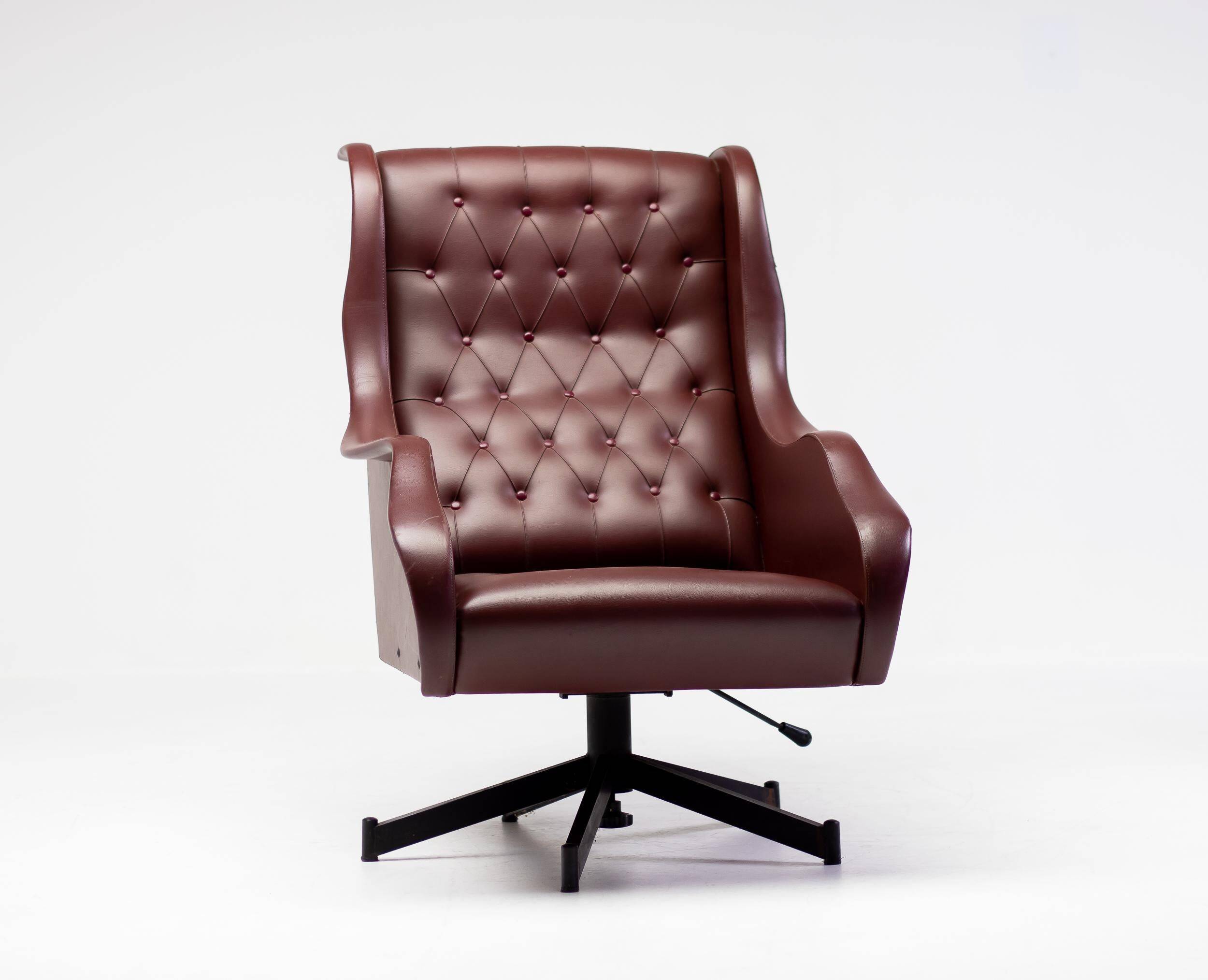 Italian reclining chaise longue from the 1950s in oxblood Naugahyde.