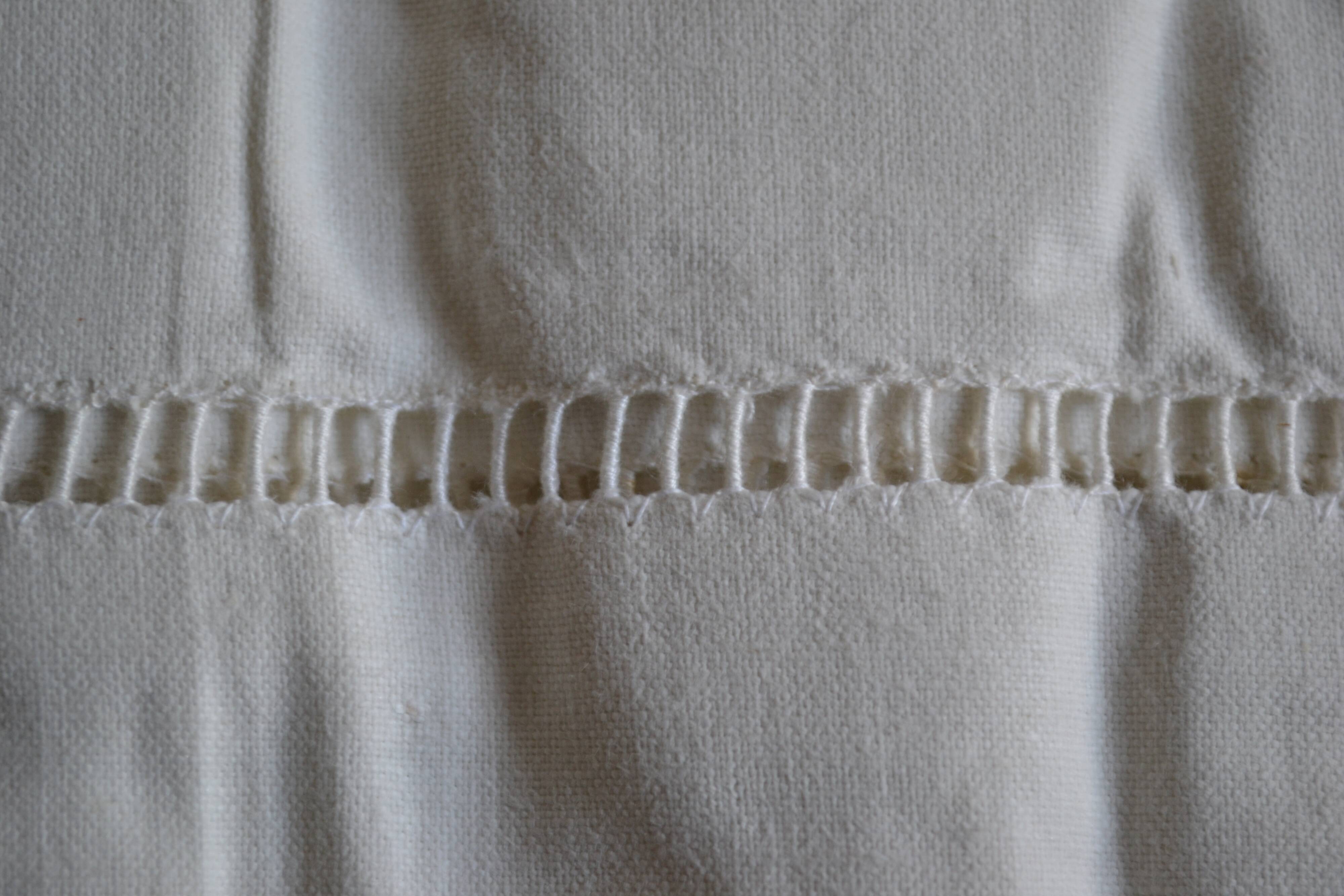 Antique linen sheet with Venetian scalloped edge, 240 x 325 cm, New Old Stock