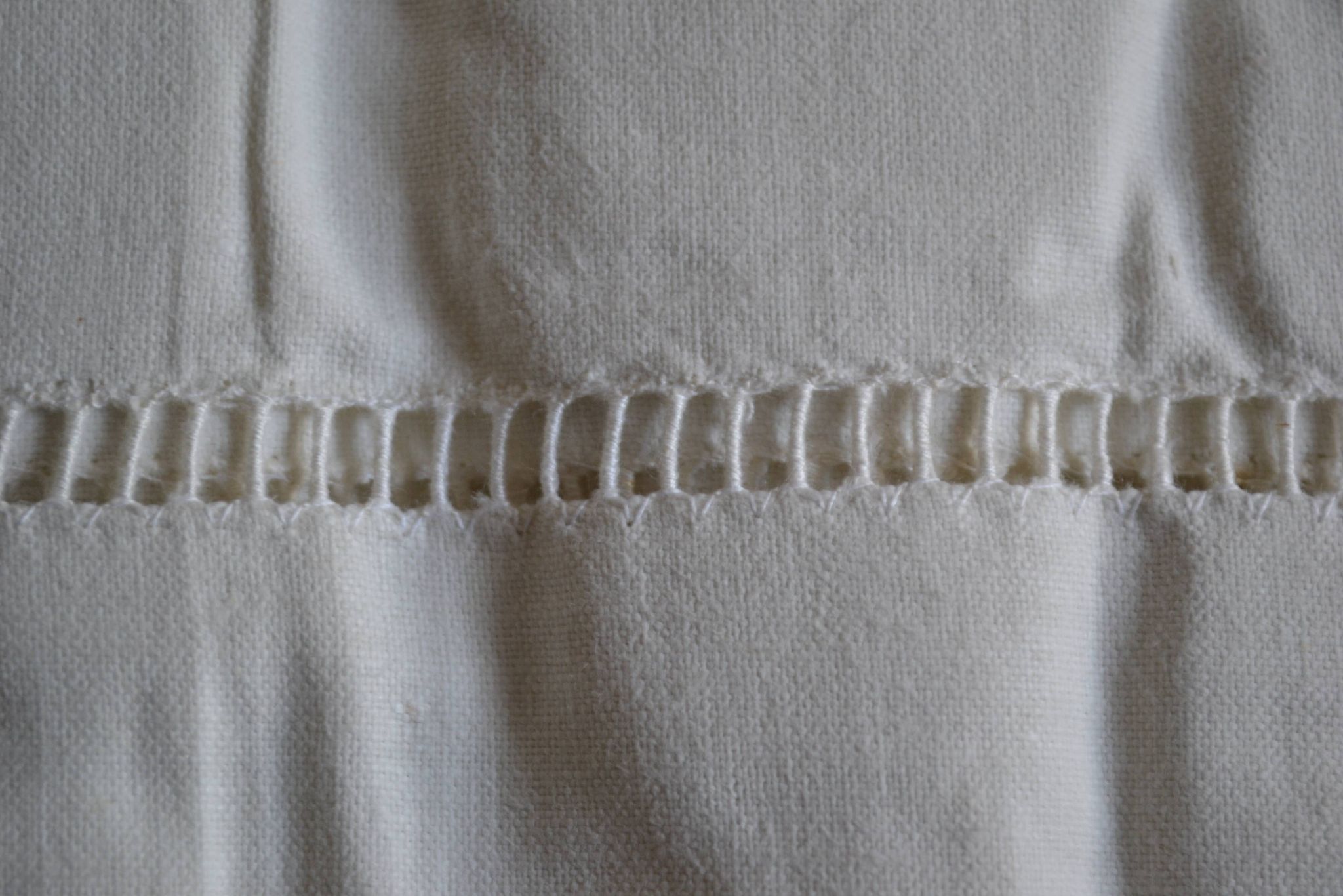 Antique linen sheet with Venetian scalloped edge, 240 x 325 cm, New Old Stock