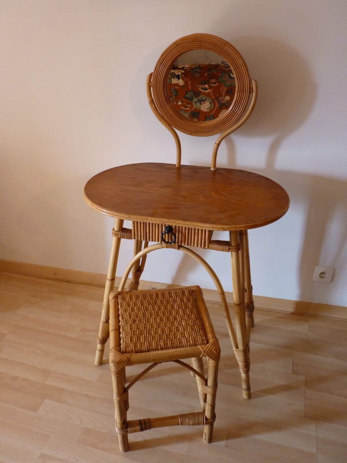 Coiffeuse en rotin avec son tabouret