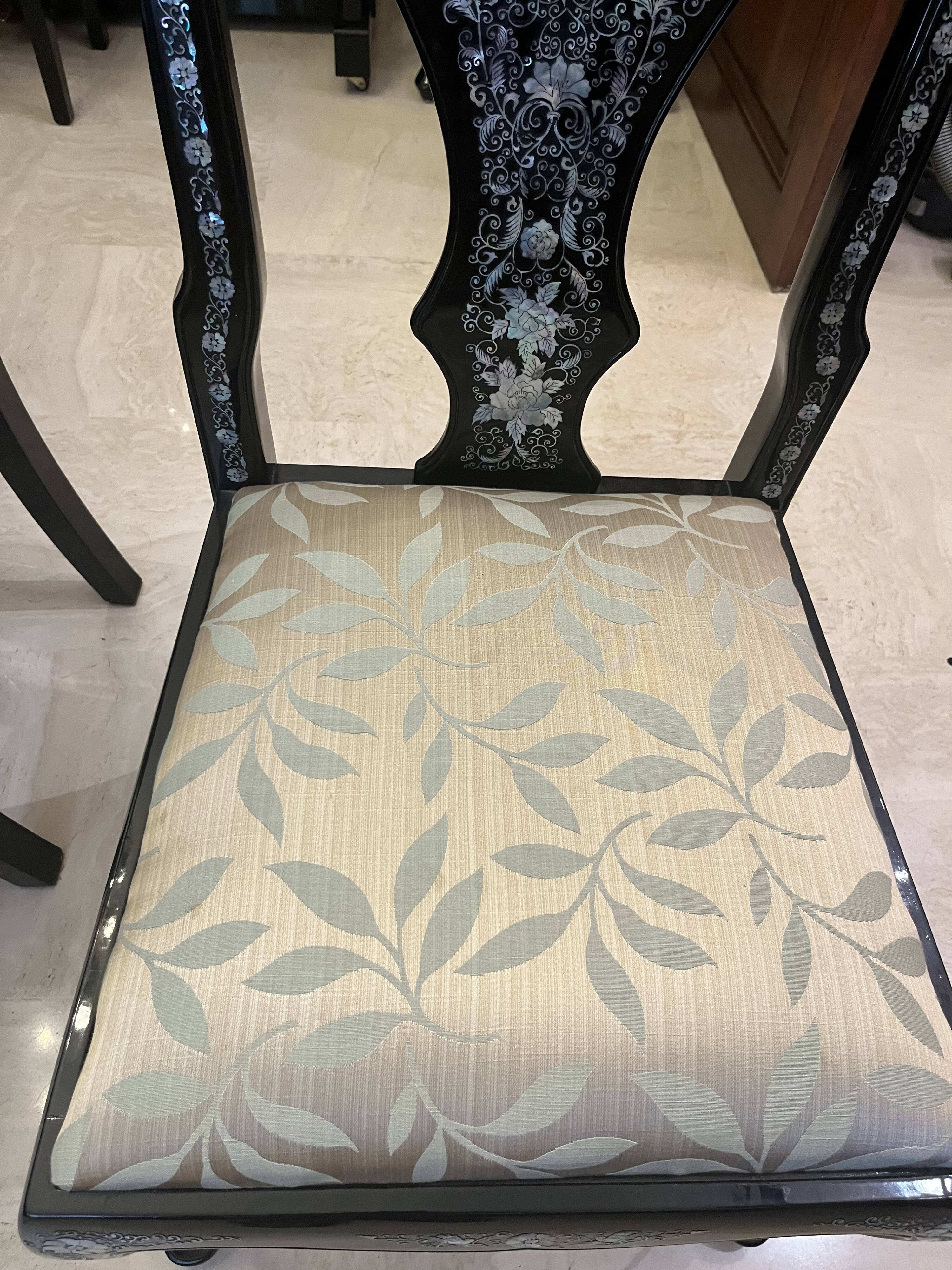 Tables coréenne laquée avec incrustations nacrées et 8 chaises