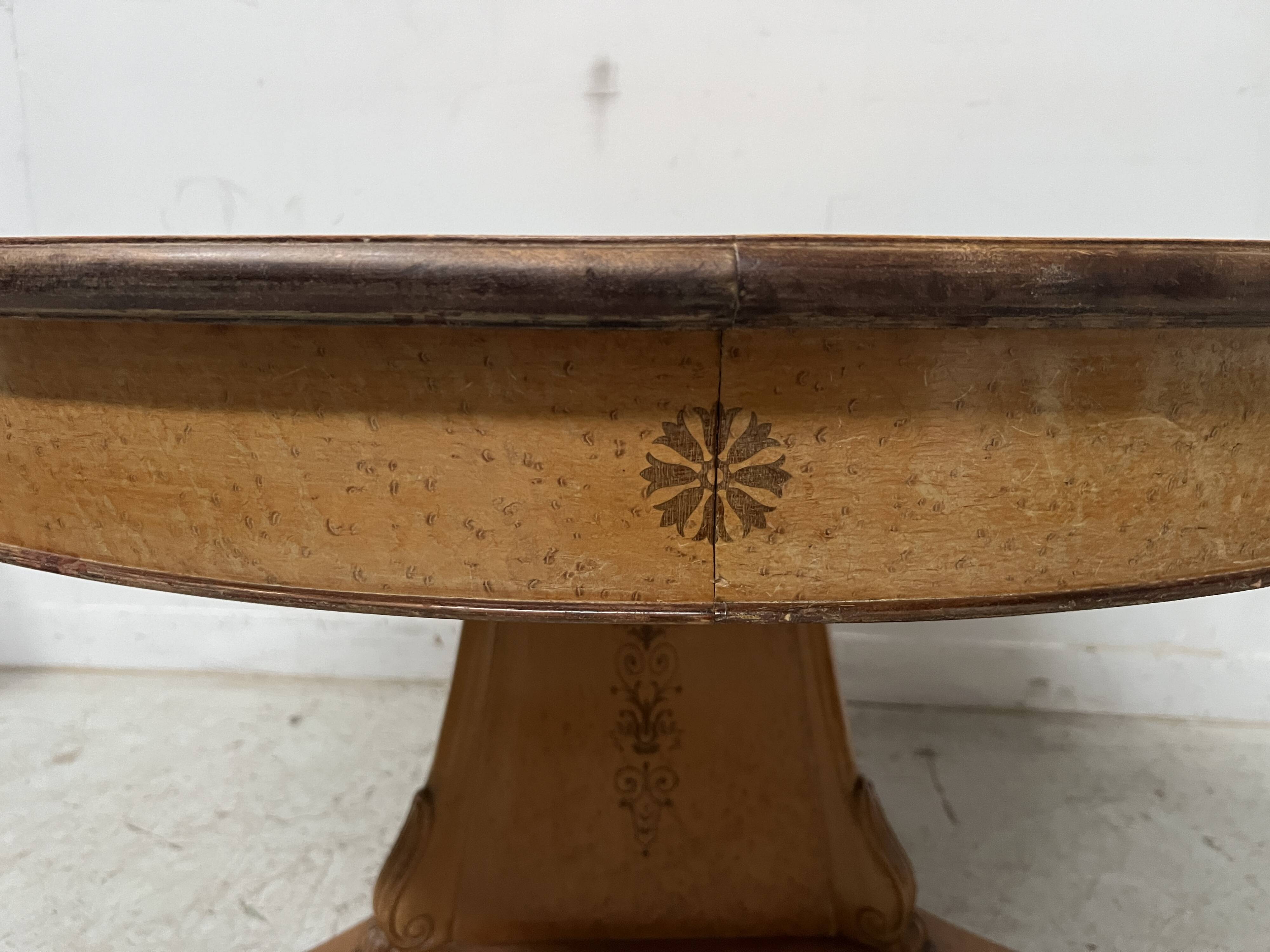 Table a manger de style Charles X en placage de bois d'érable XX siècle