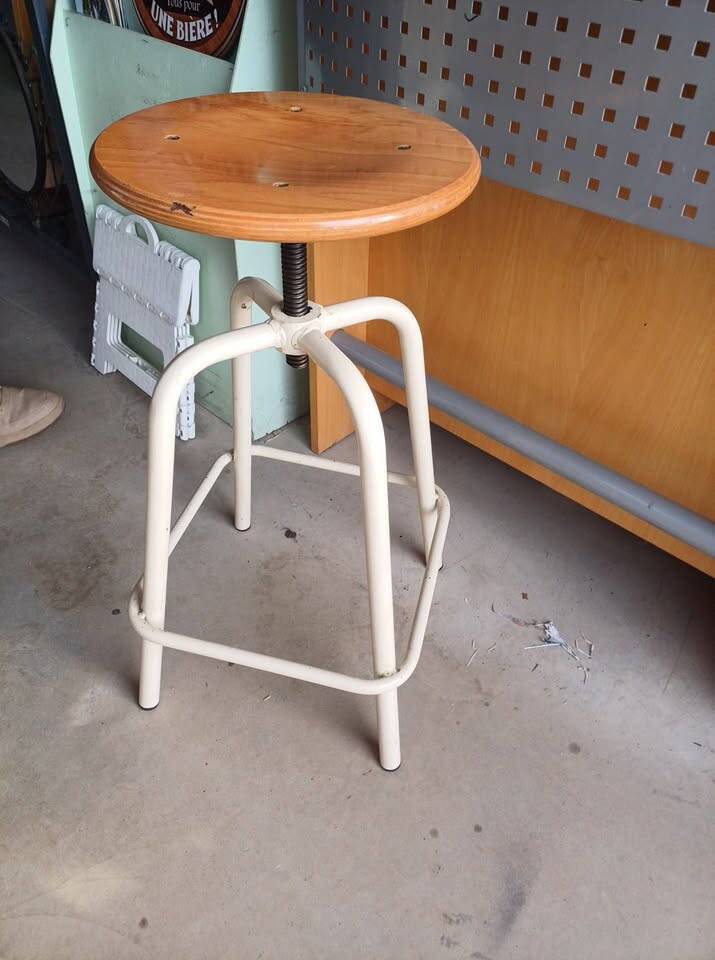 Vintage adjustable stool with screws