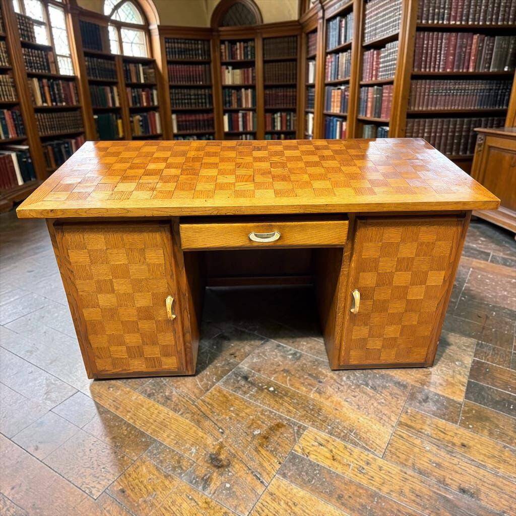 Bureau en bois vintage avec incrustation