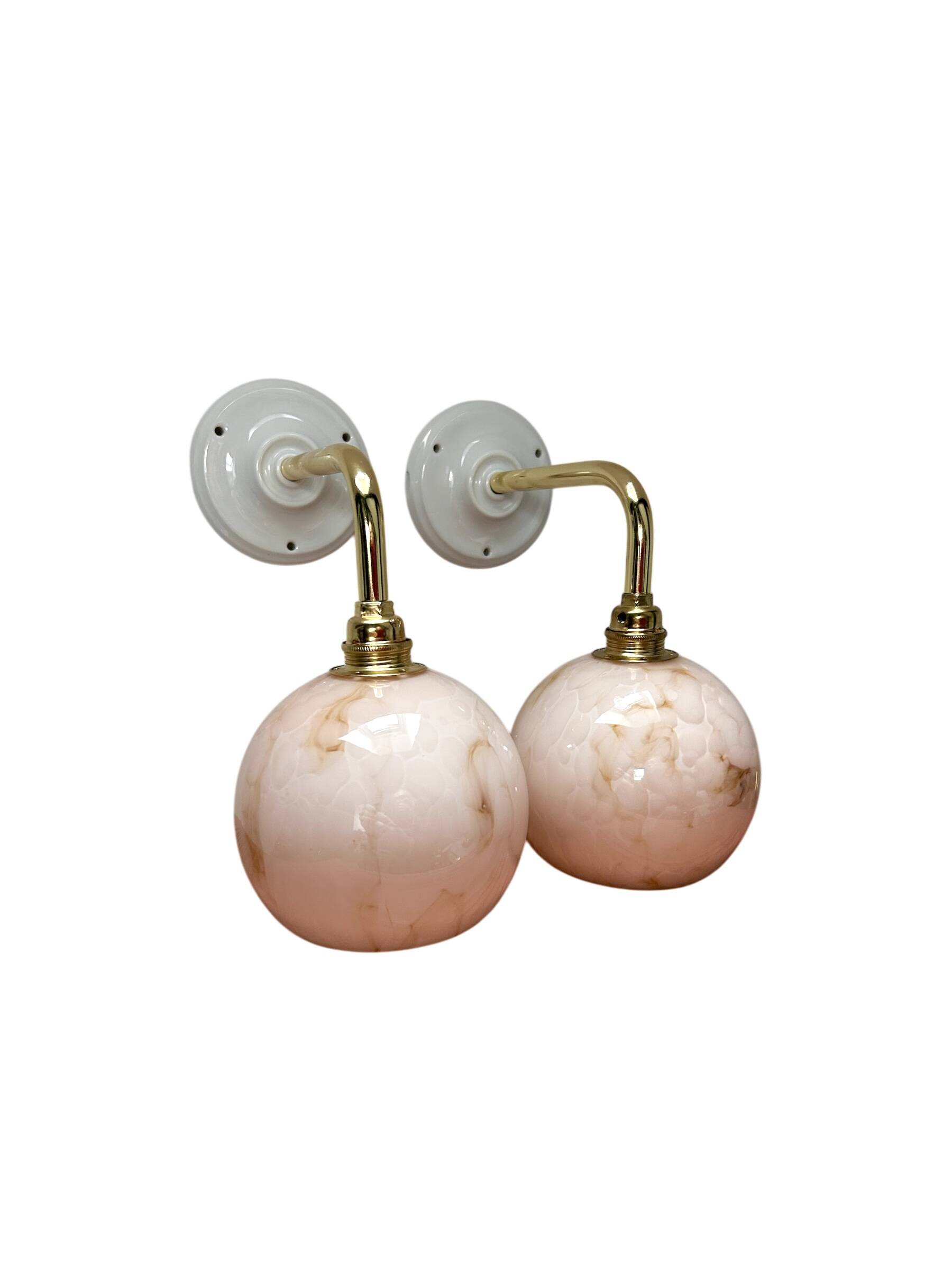 Paire d’appliques murales en opaline rose marbrée