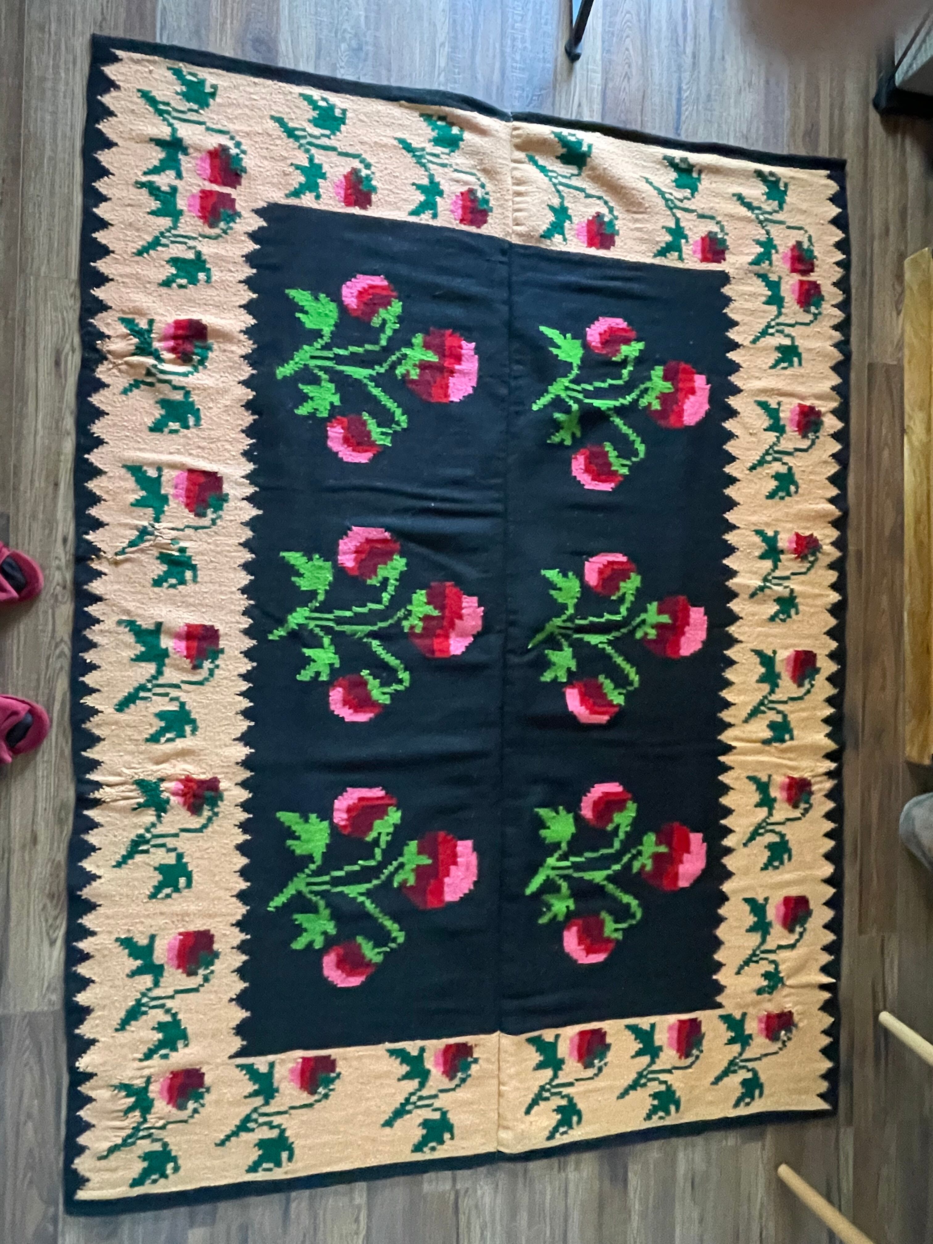 Romanian floral handwoven carpet made in wool, bohemian design with flowers