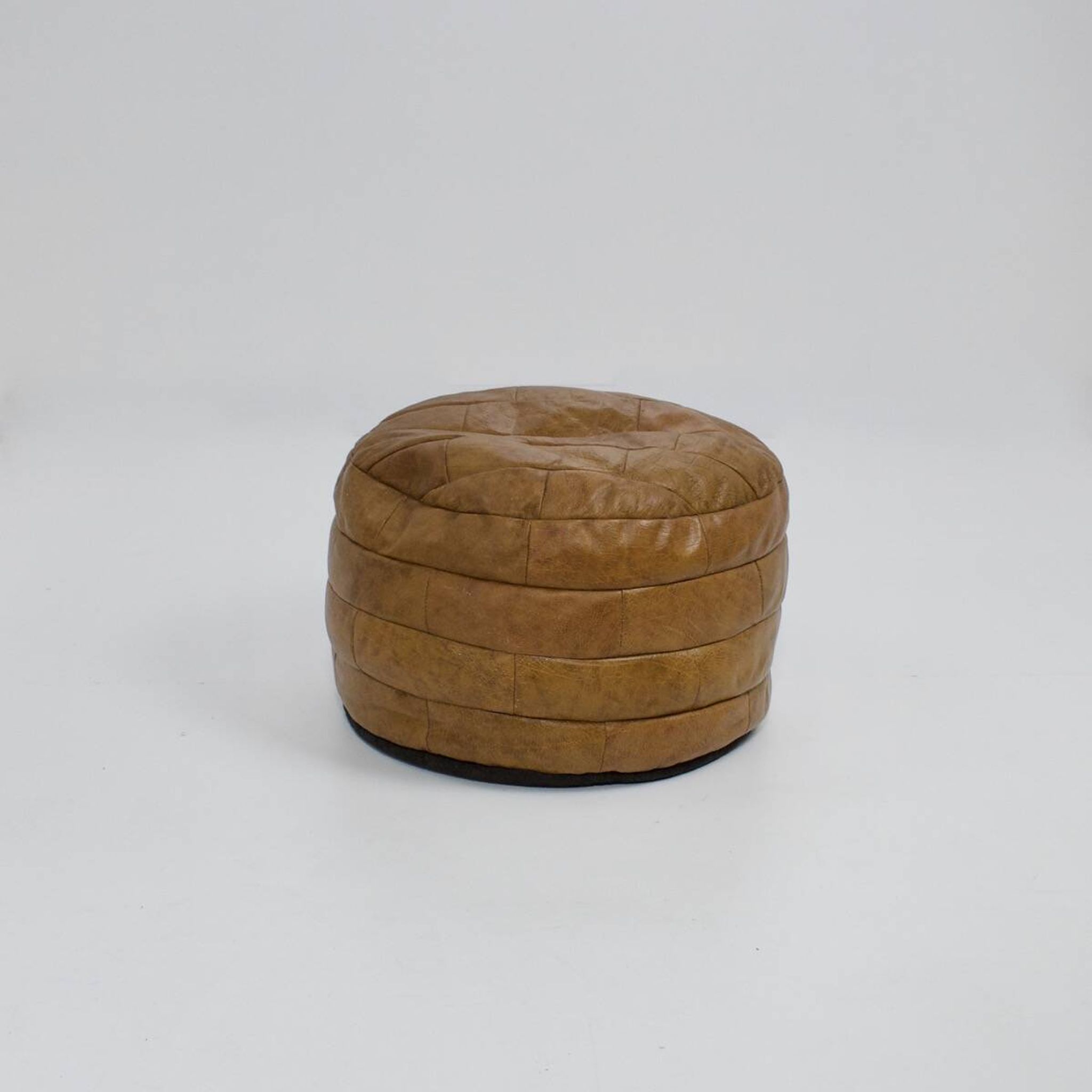Round leather pouf De Sede from the 1970s.