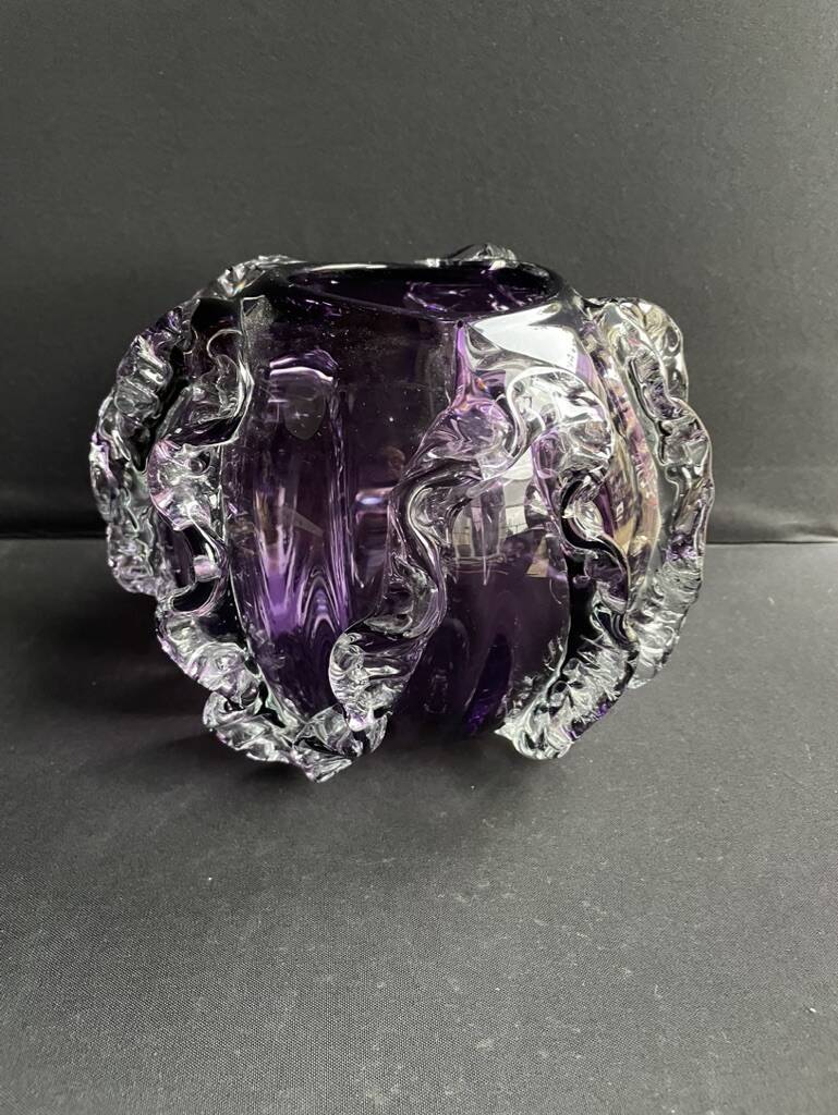 Gros vase boule à base plane en verre soufflé violet et blanc