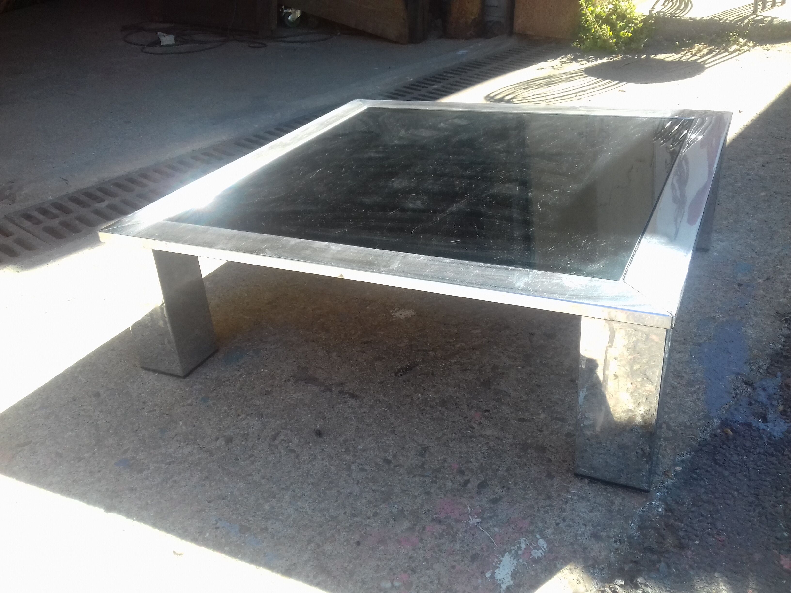Table basse carré en acier chromé et miroir bleuté vers 1970
