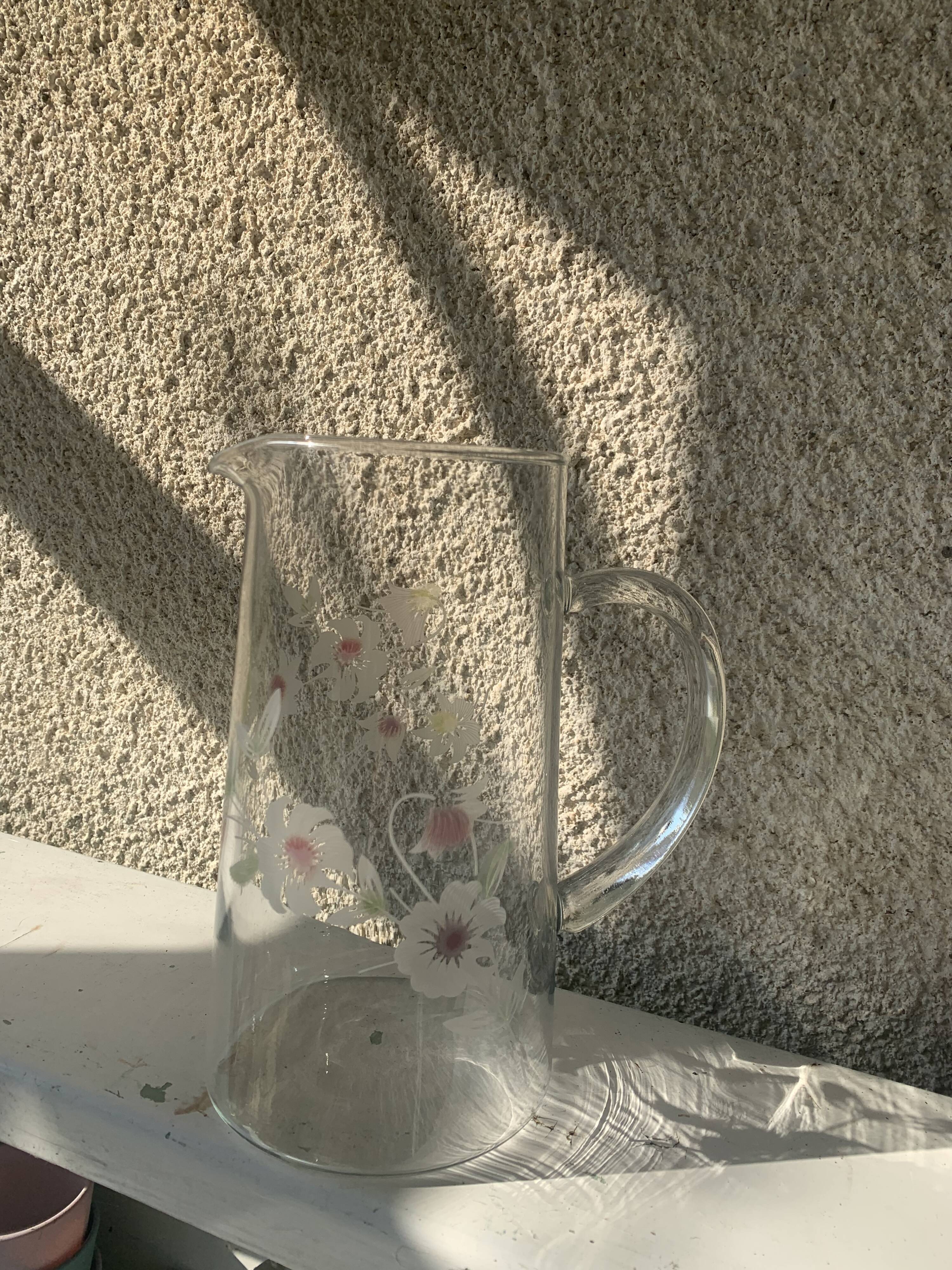 Carafe à orangeade avec des fleurs gravées ancienne