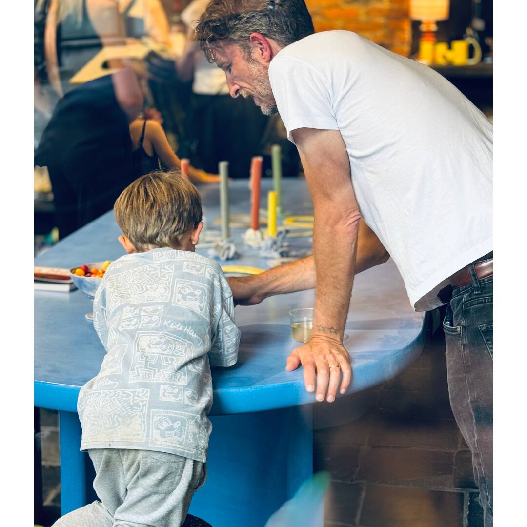 Table in blue lapis lazuli microcement – a custom-made sculptural piece
