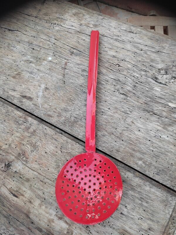 Enamelled metal ecumoire red
