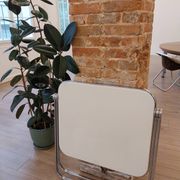 Table Platone et chaise Plia blanches – Anonima Castelli
