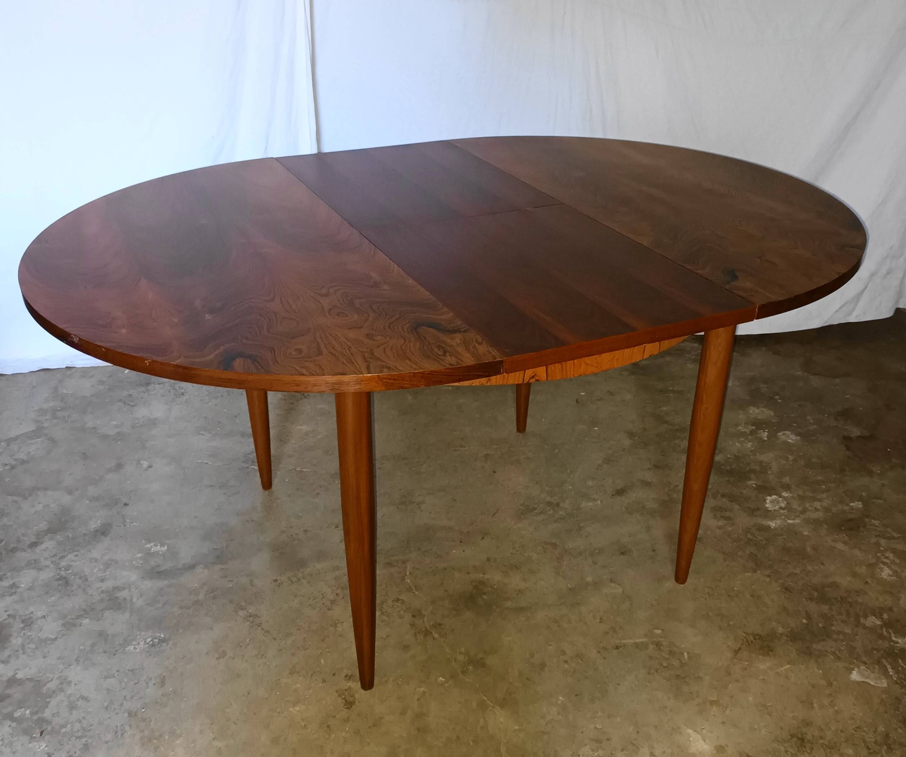 Round rosewood table with extension from the 70s