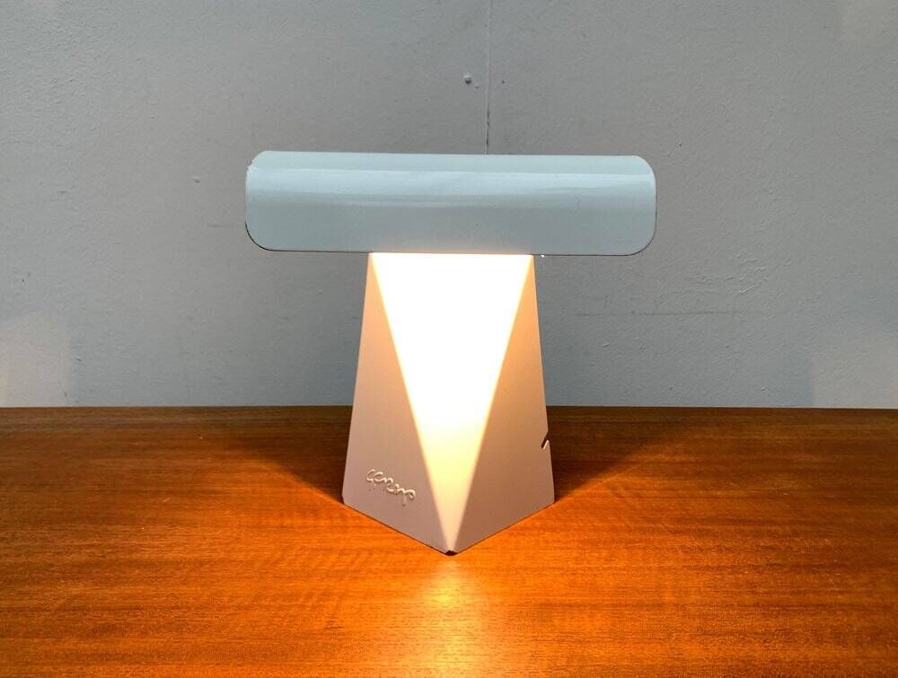 Lampe de table tole minimaliste italienne de l'âge spatial du milieu du siècle par G. Grego, années 1960.
