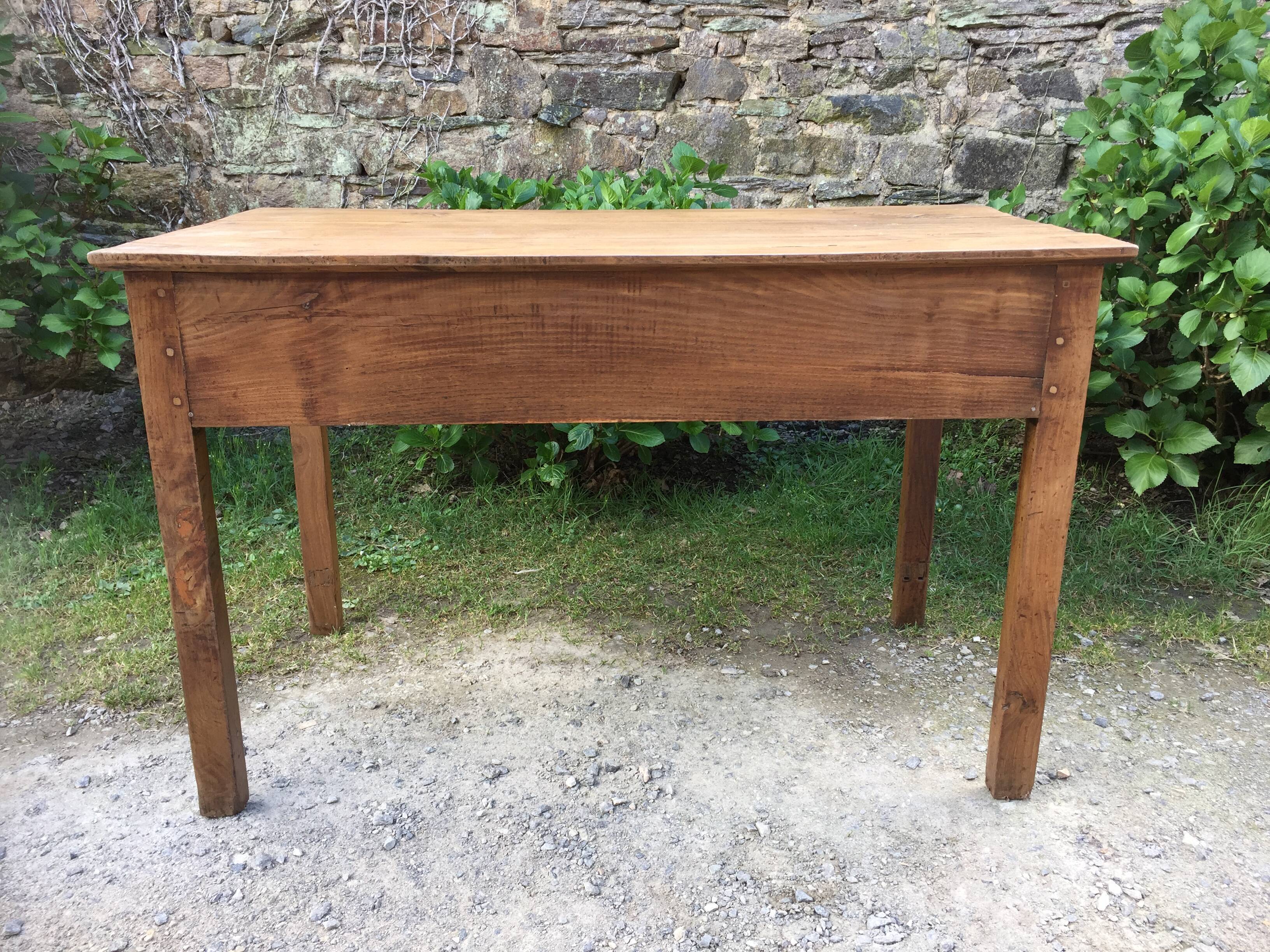 Farm table of the country Brièron (South Brittany) old with 2 drawers in chestnut.