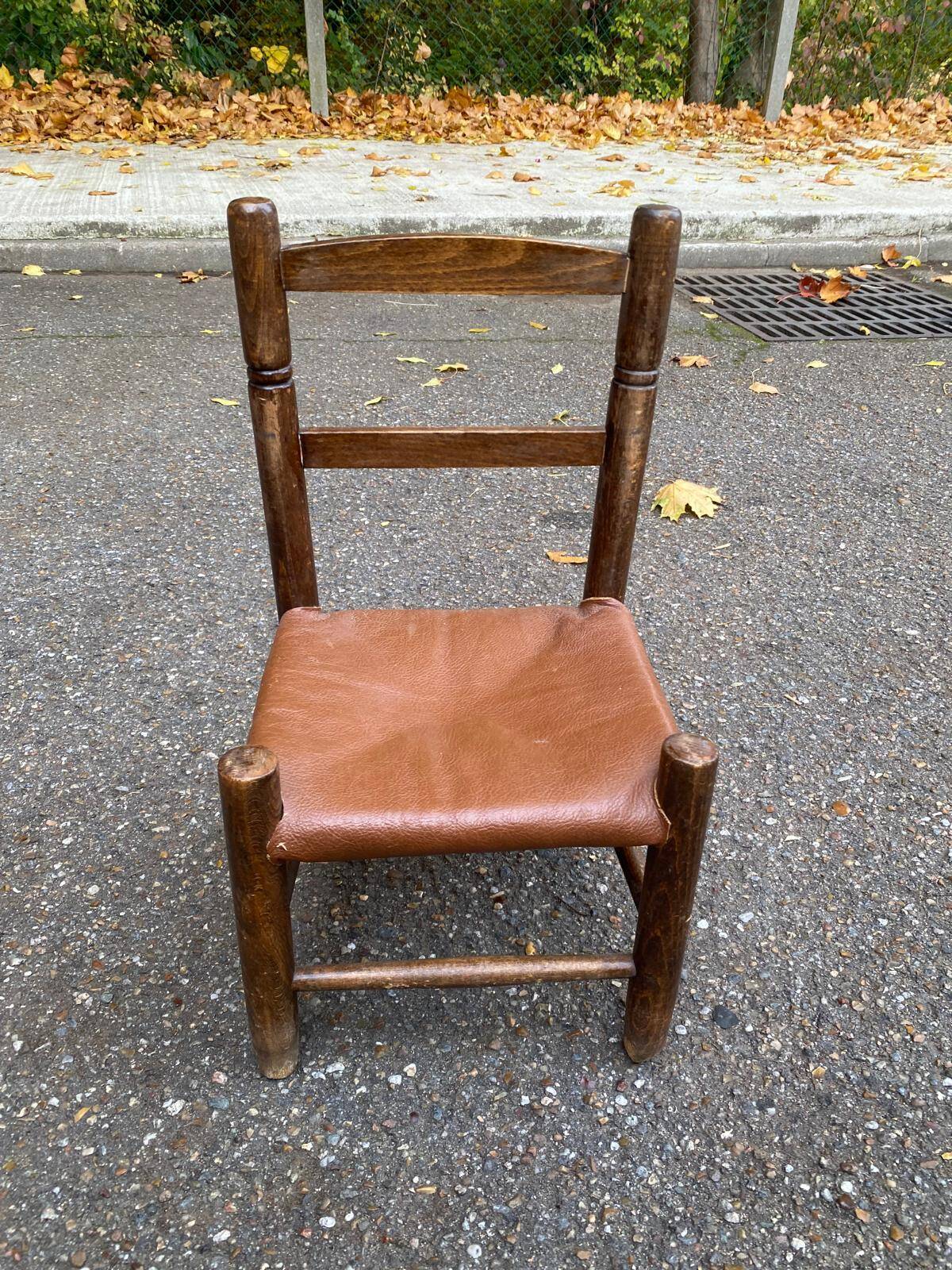 Children's chair made of solid wood and genuine leather