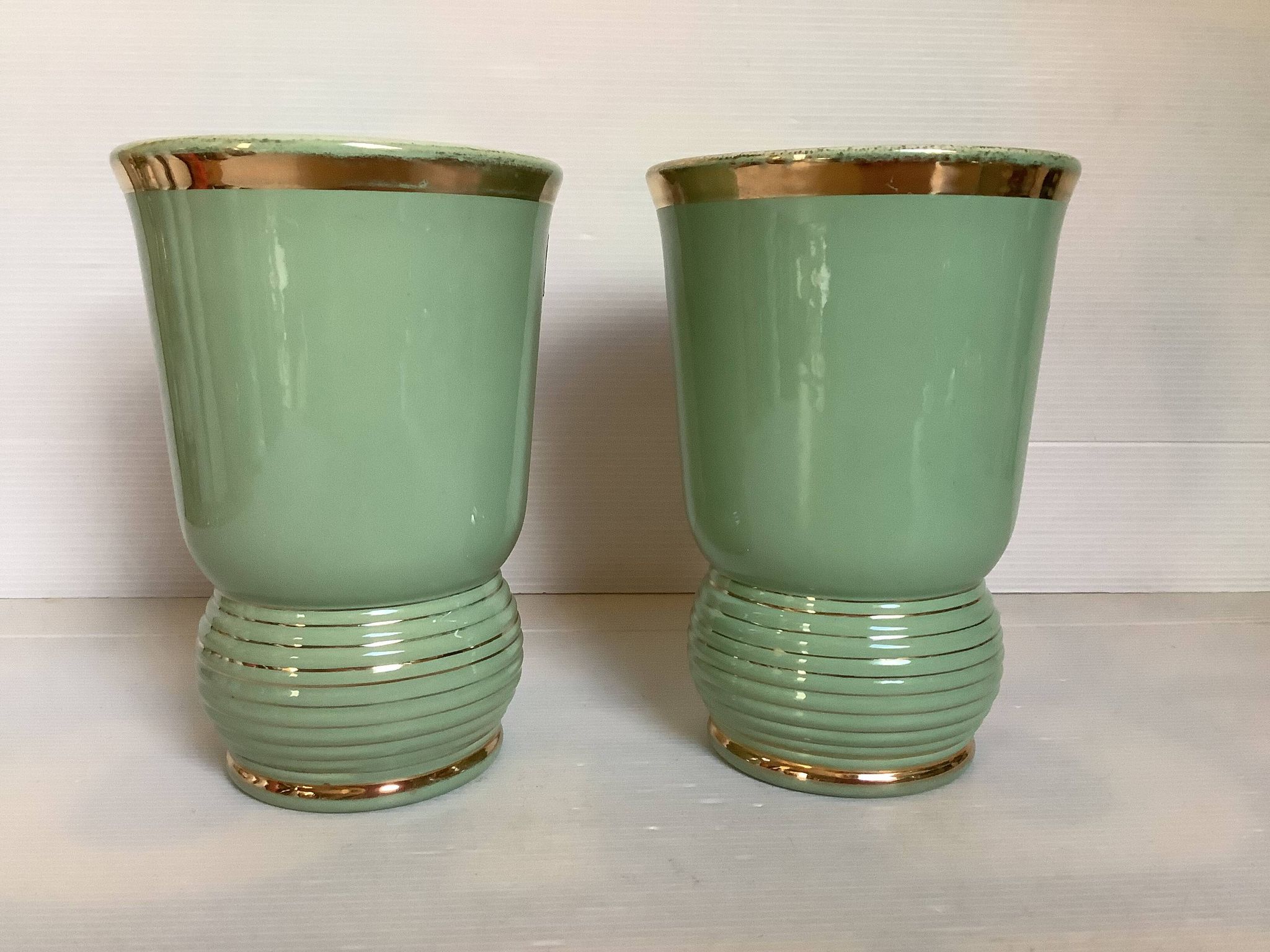 Paire d’anciens vases en céramique verte et dorée