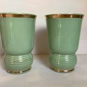 Paire d’anciens vases en céramique verte et dorée