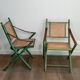 Paire de chaises safari pliantes façon faux-bambou patiné, dossiers et assises cannées et repose-bras en cuir
