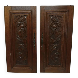 Paire d'anciens panneaux de porte en bois chêne sculpté