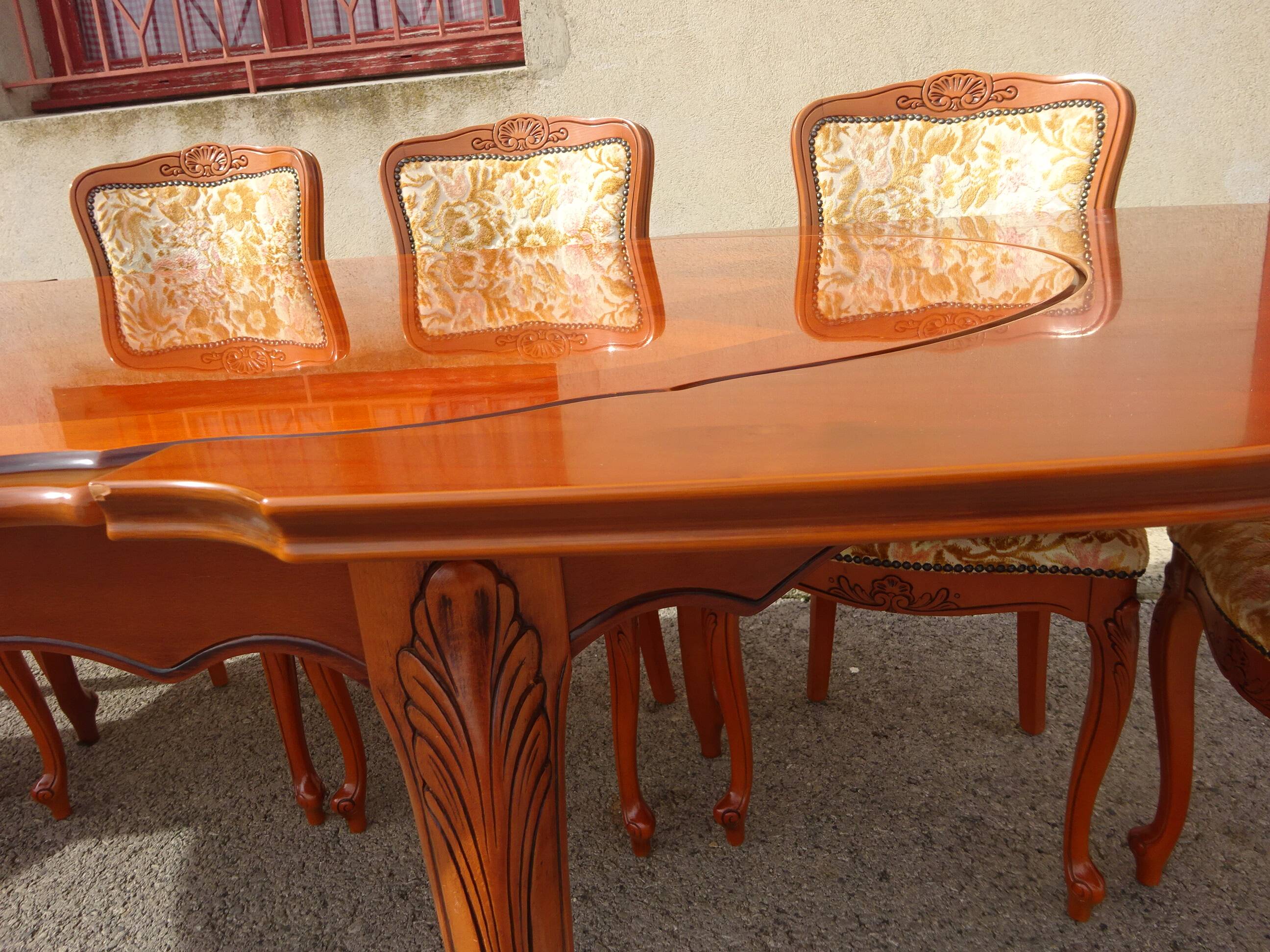Large oval table in Regency style, extensions under the top.