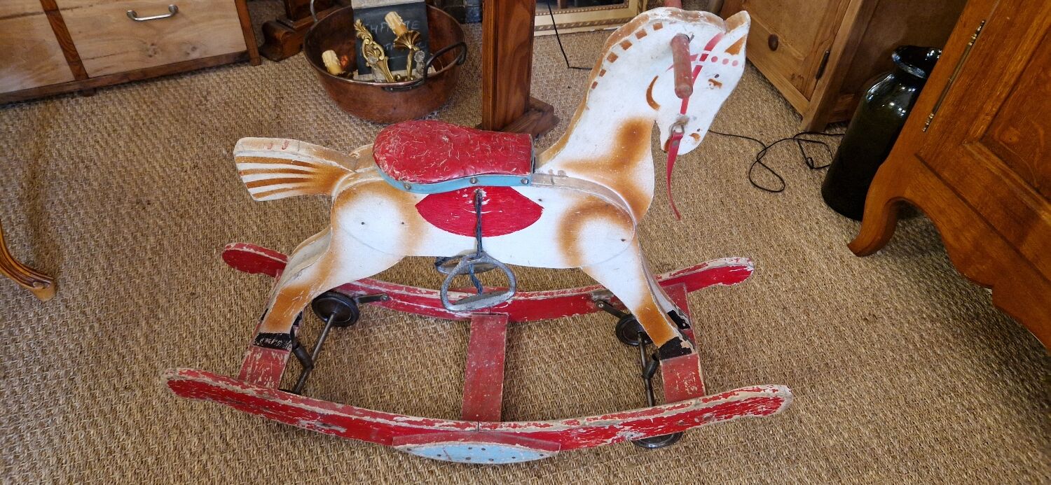Cheval à bascule en bois