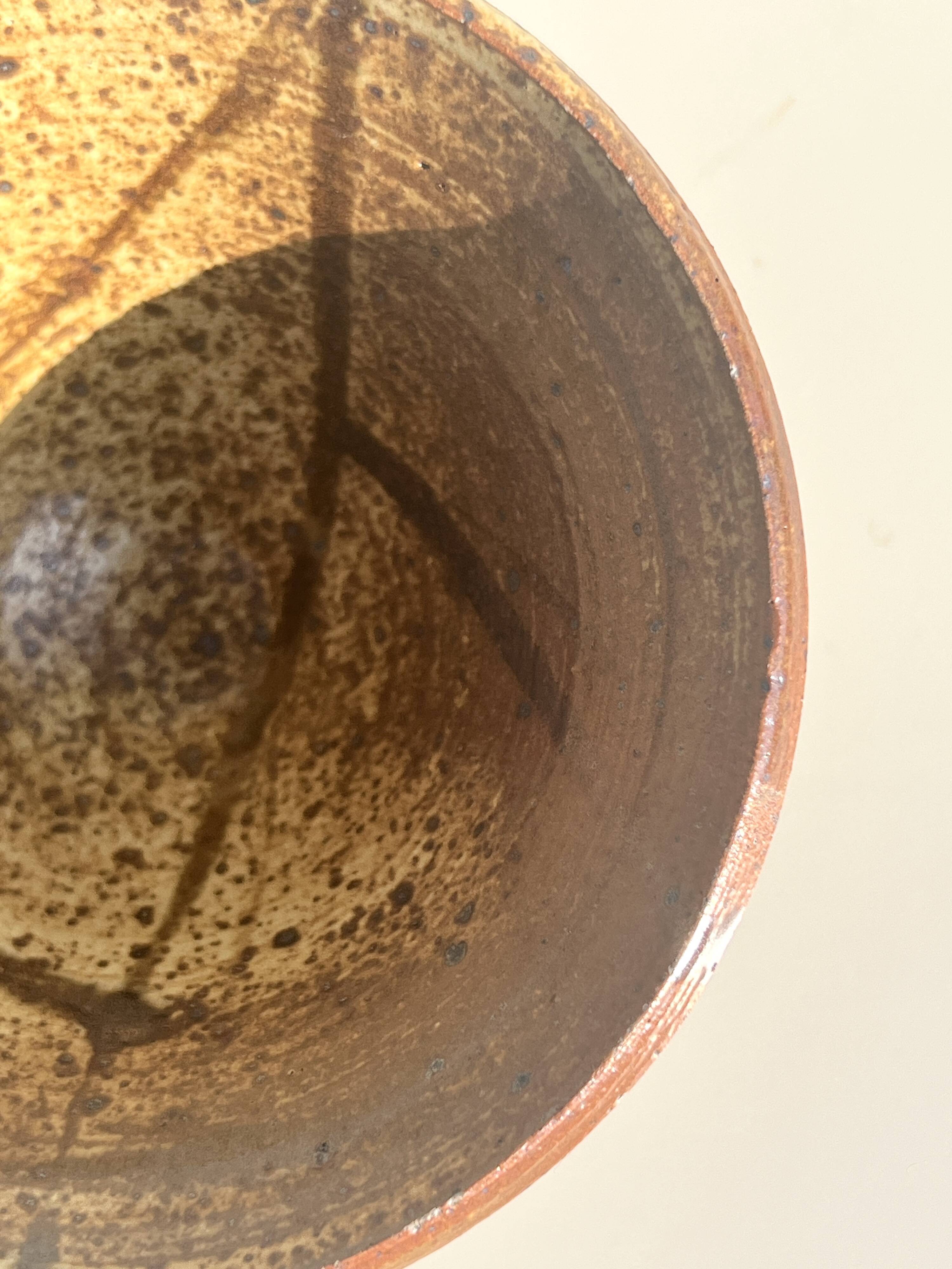 Japanese stoneware bowl in the Japandi style, signed.