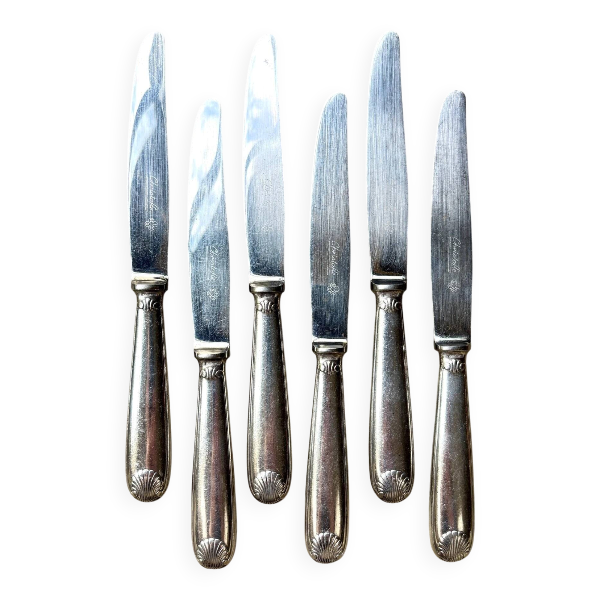 6 dessert knives by Christofle in silver-plated metal, shell decoration.