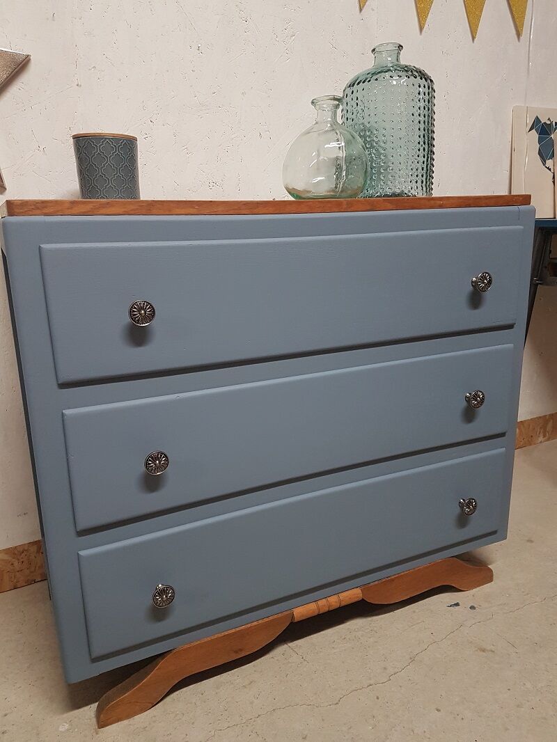 Dresser vintage mustache