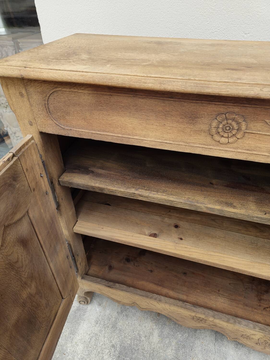 Louis XV period sideboard in solid oak Aerogommer