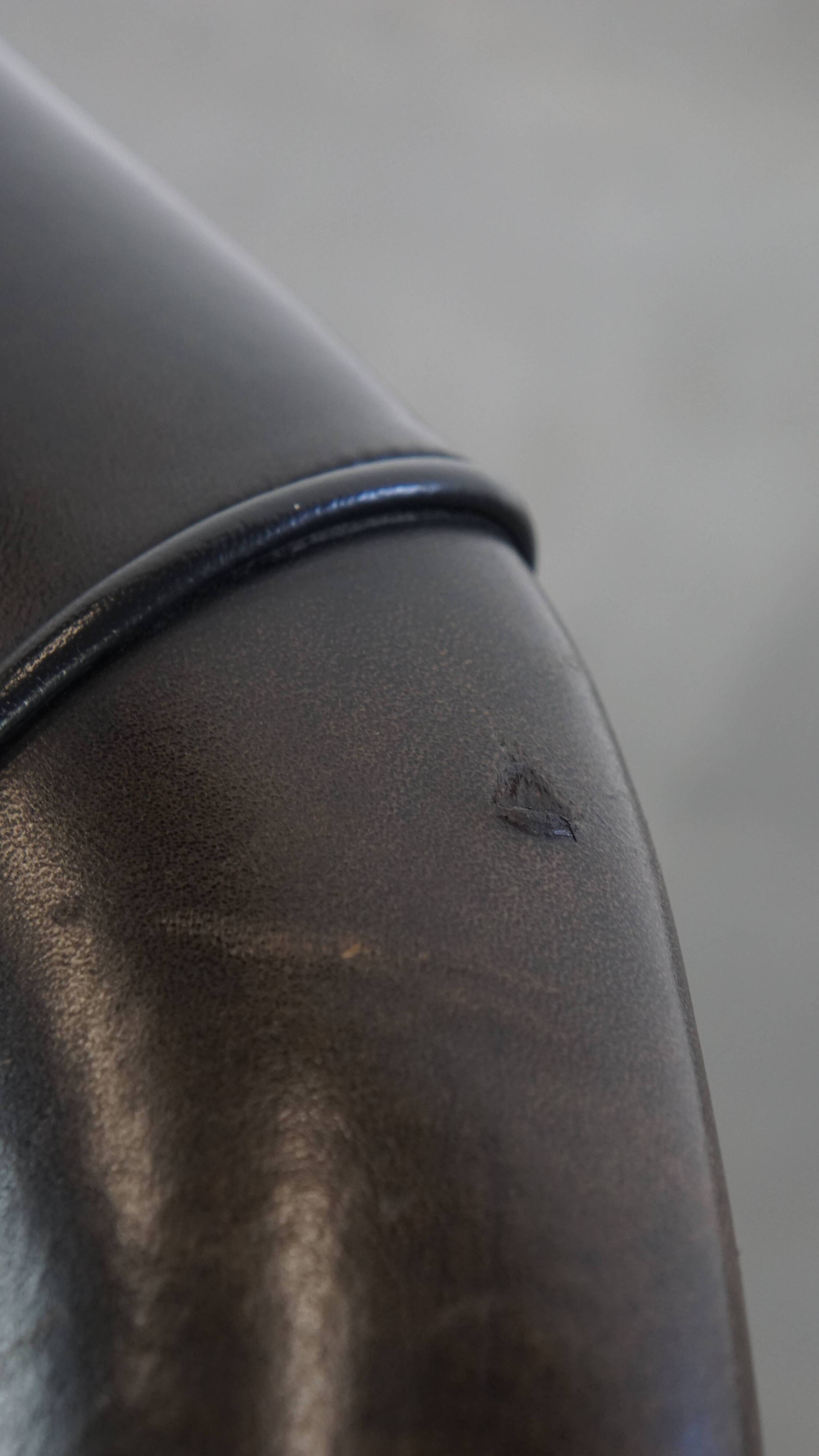 Fauteuil club noir/gris en cuir de mouton