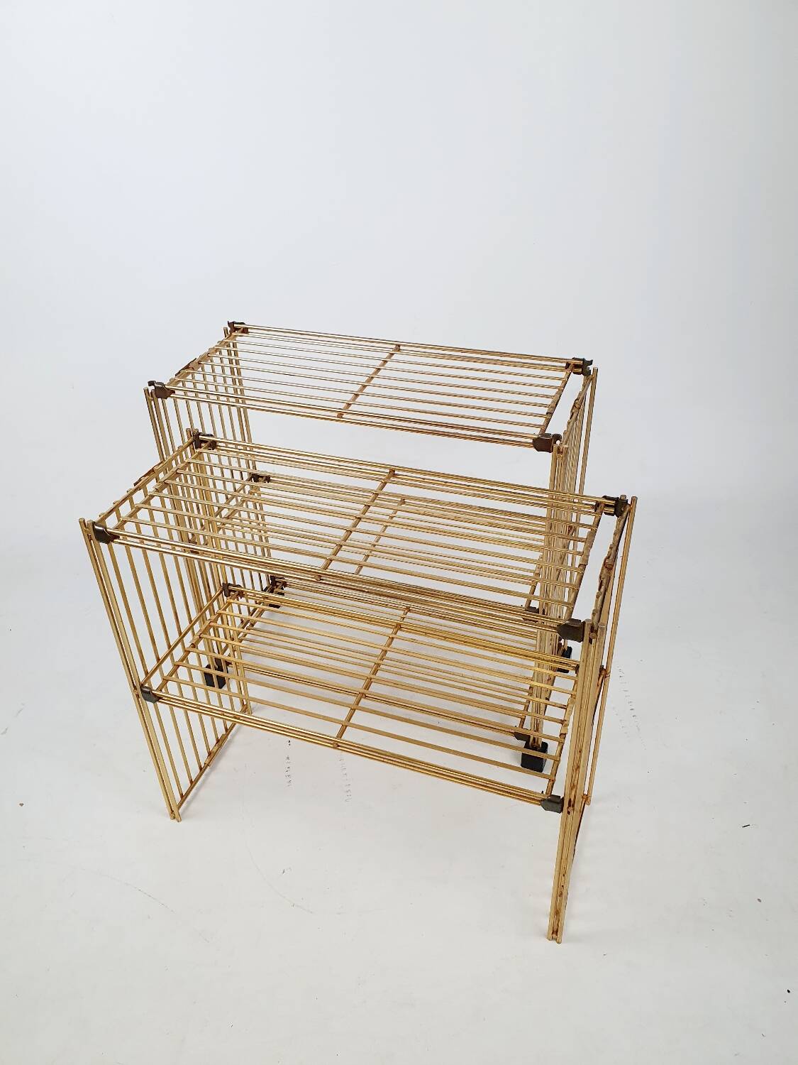 Modular gold metal wire shelf