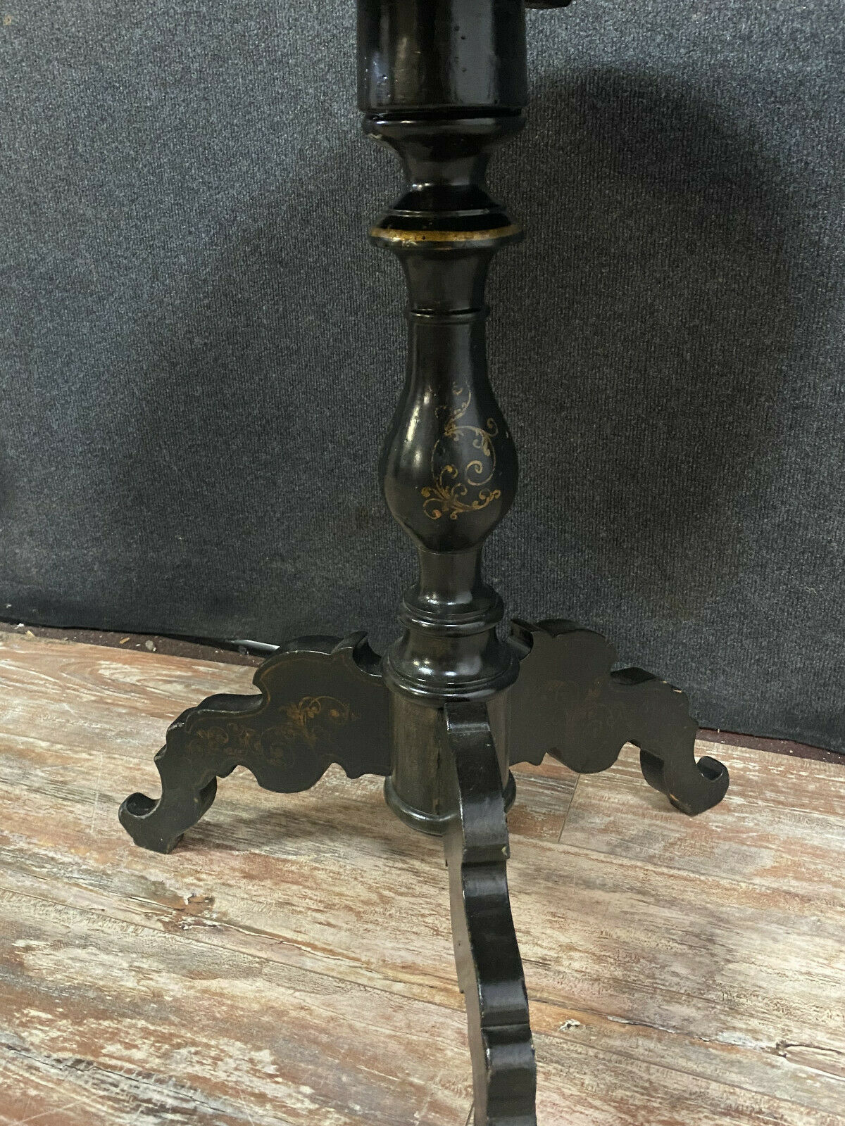 Guéridon NAPOLÉON III in blackened wood resting on a tripod foot.