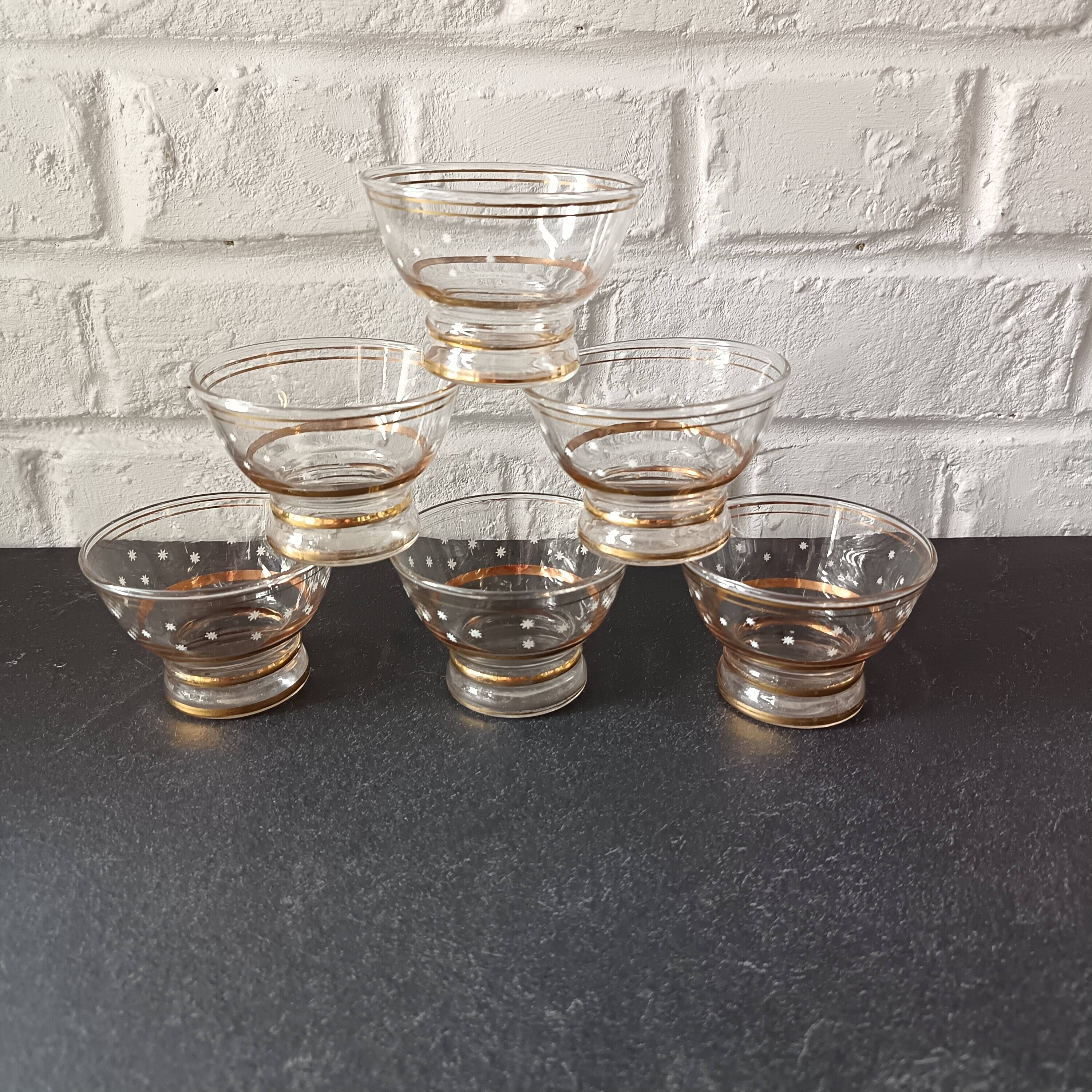 6 vintage champagne glasses from the 50s with gold trim and white stars