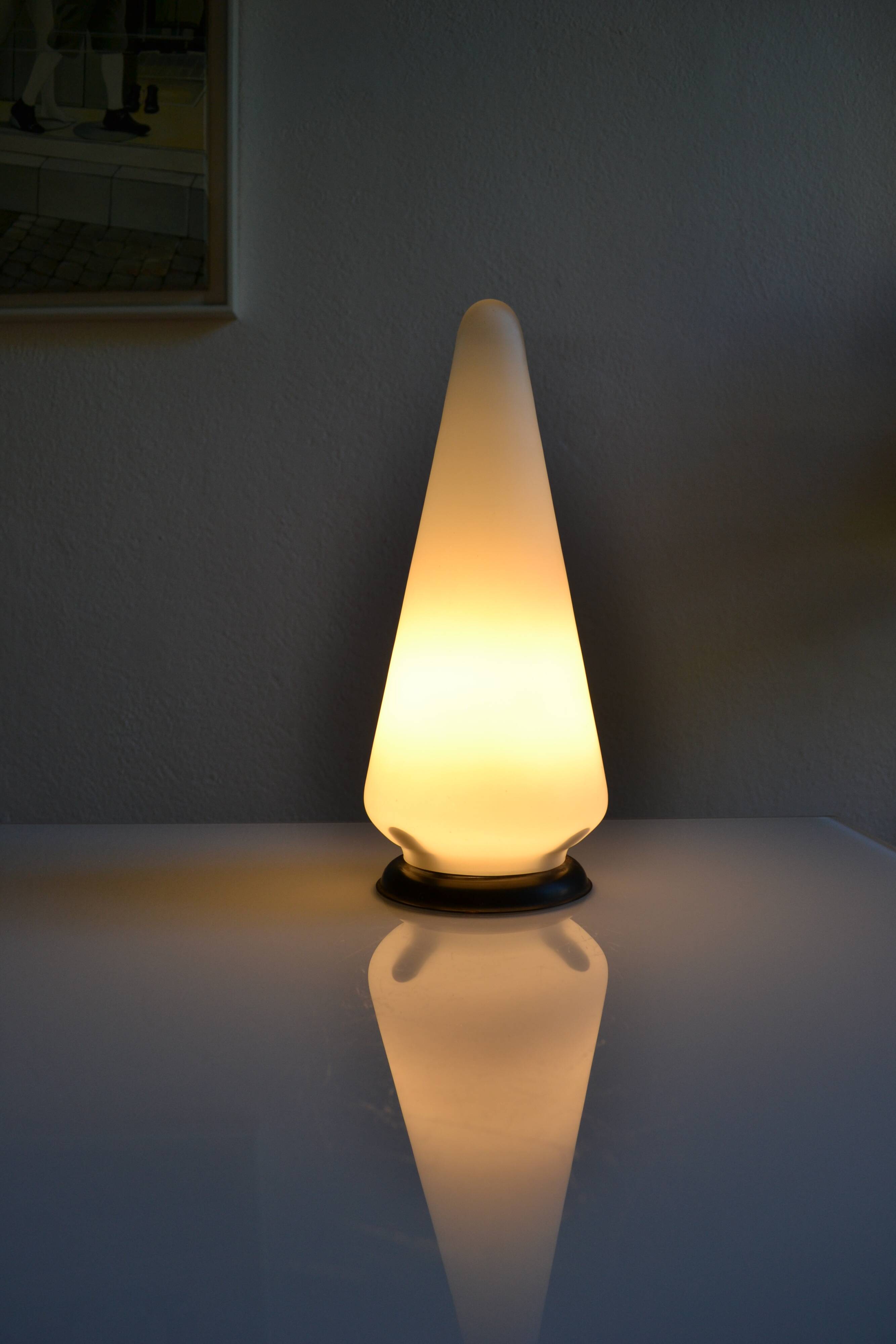 Lampe de table vers 1950 60 en verre opalin blanc