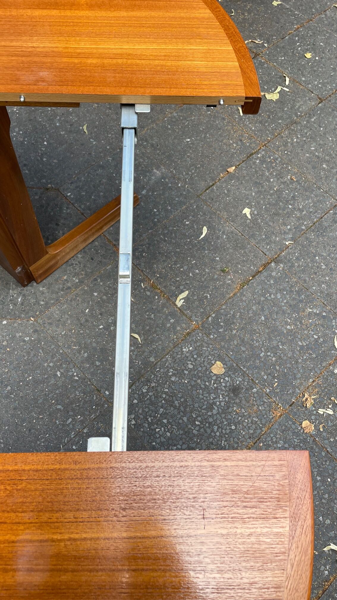 Extendable round table in teak from the 60s with two extensions