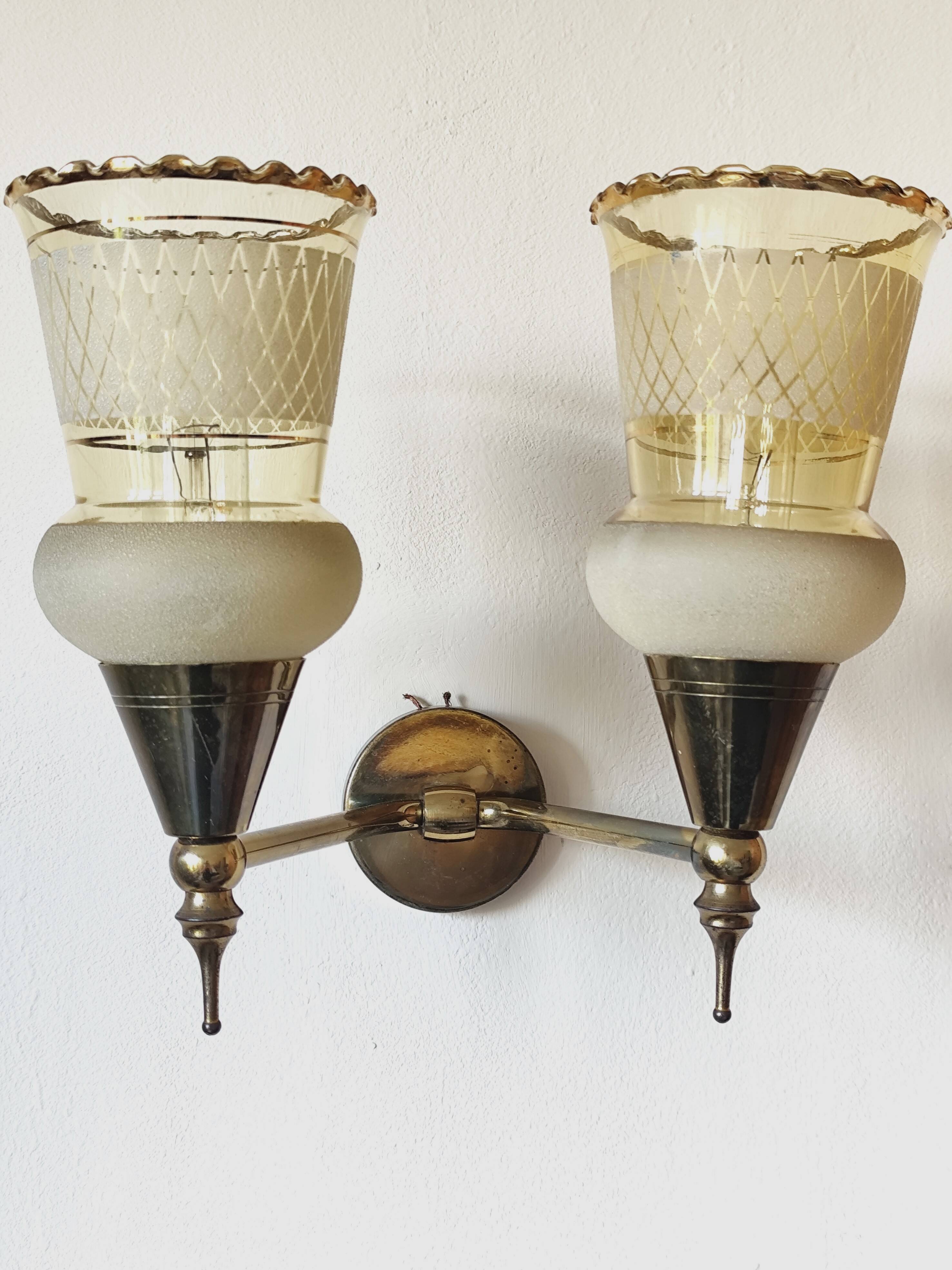 Vintage 50s wall light, 2 light arms, metal, brass and opaque glass tulip