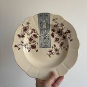 Assiette terre de fer sépia et bleu Longchamp - terre de fer cigognes