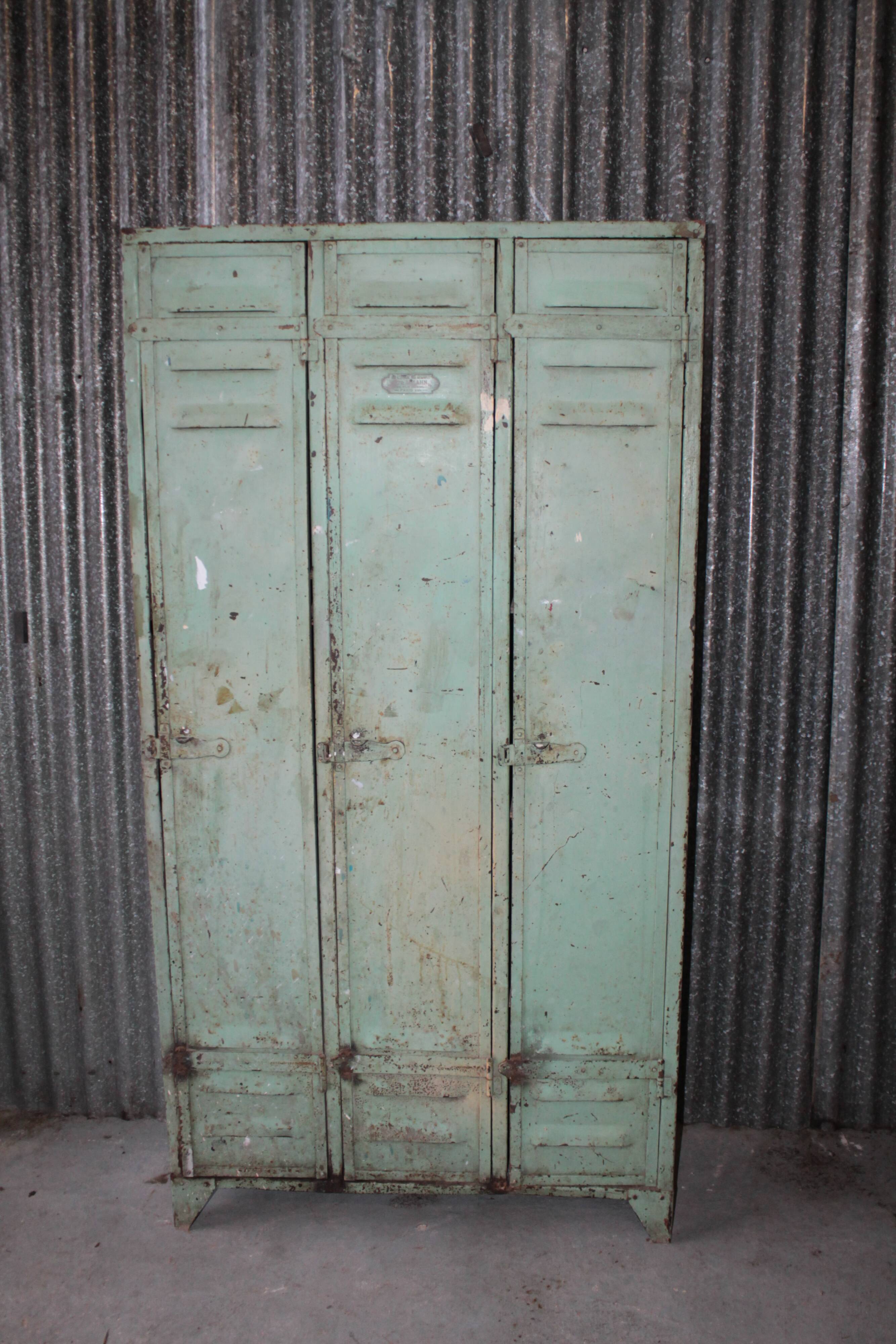 Metal cabinet, 3 door lockers