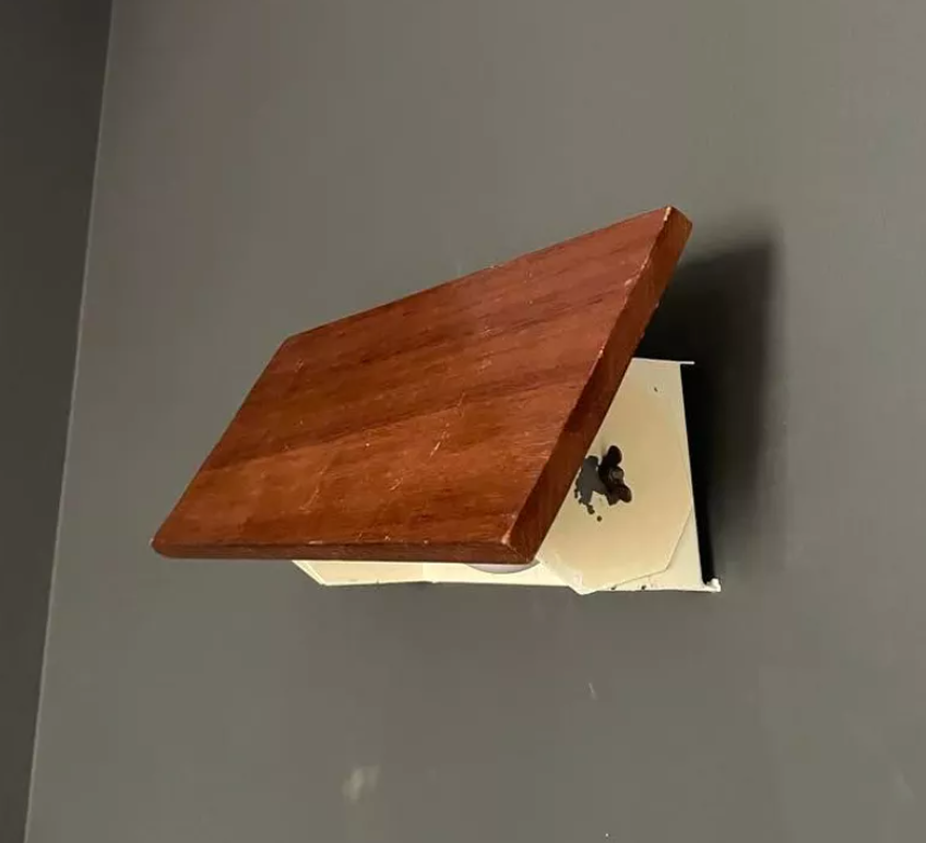 Paire d'appliques vintage à volet orientable, bois et métal laqué blanc, France 1960