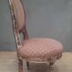 Chaise basse de style Louis XVI