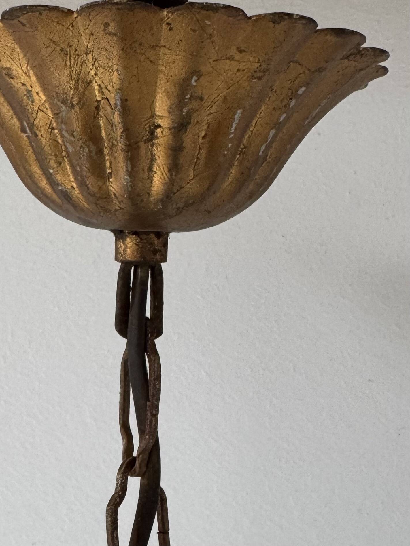 Vintage floral motif pendant, gold metal, France, 1970.