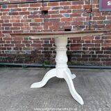 Pedestal table