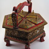 Boîte en bois laque Tayo rouge et doré sur pieds hexagonale , Birmanie XX ème
