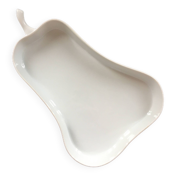 Plate a white four in the shape of a pear.