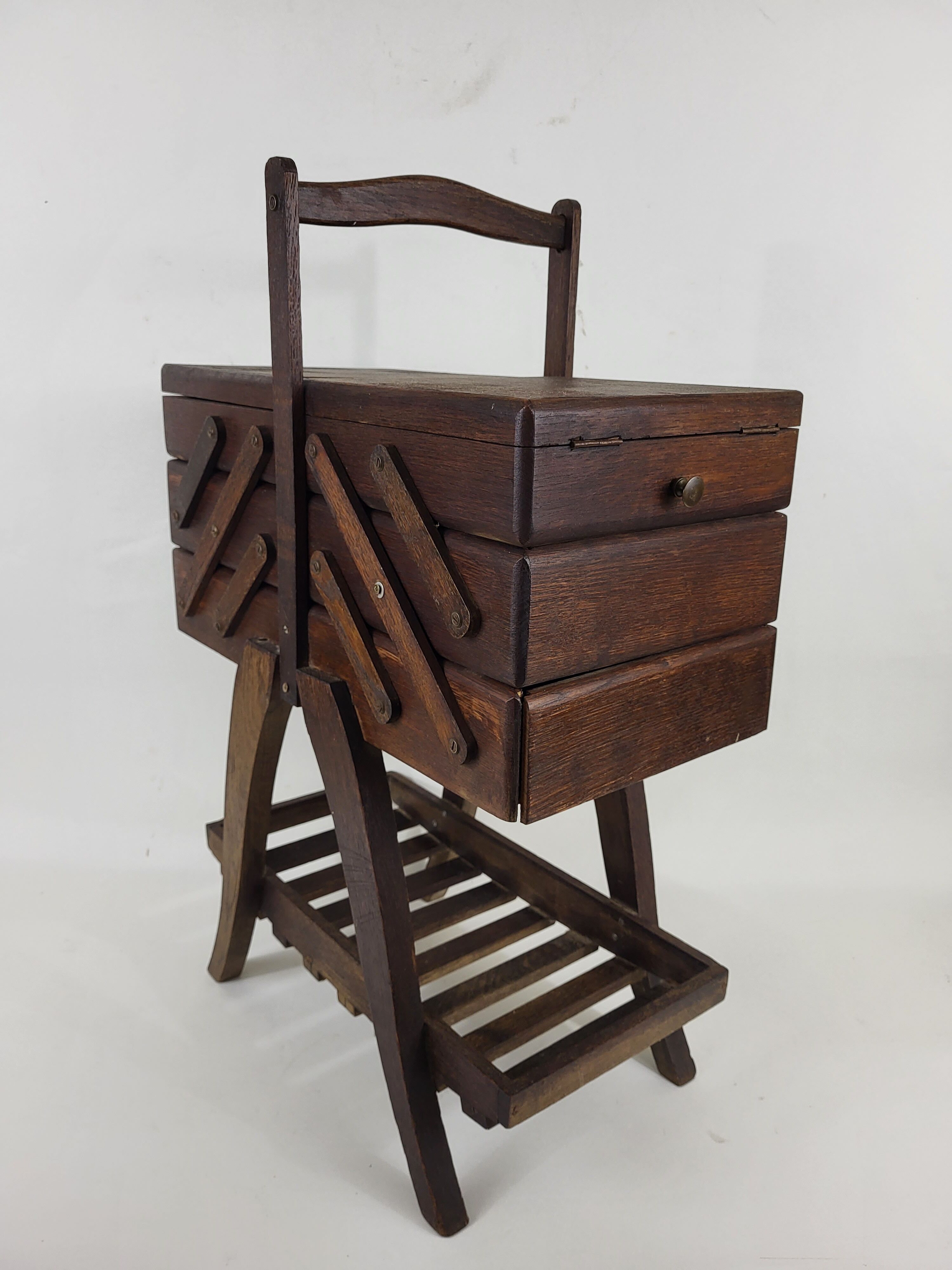 Worker / Vintage Wood Sewing Box