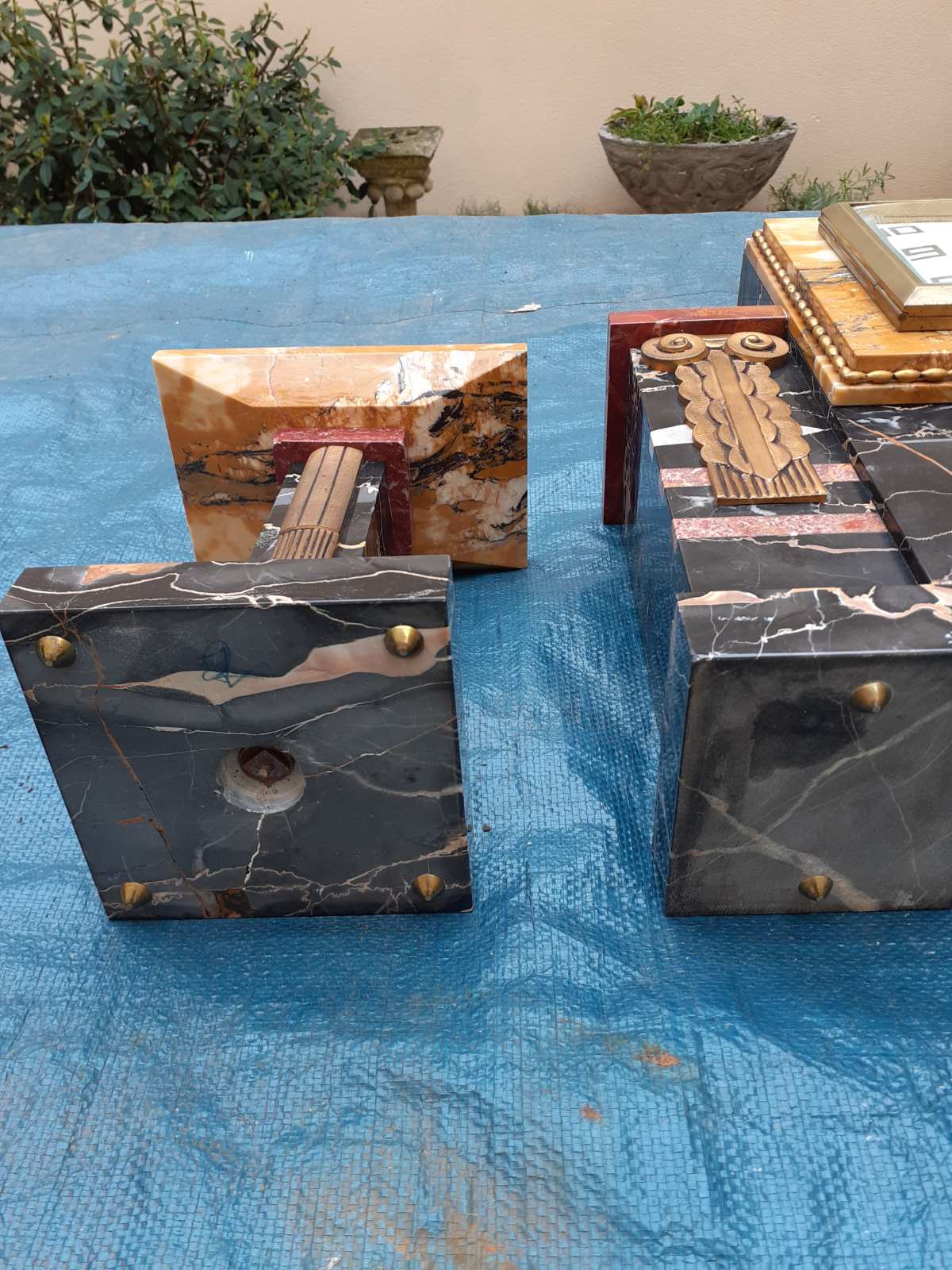 Marble and bronze pendulum with two cassolettes