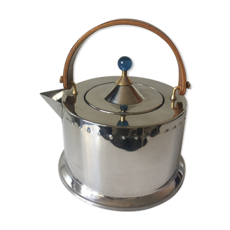 Théière kettle conçue par le designer danois carsten jorgensen en 1986