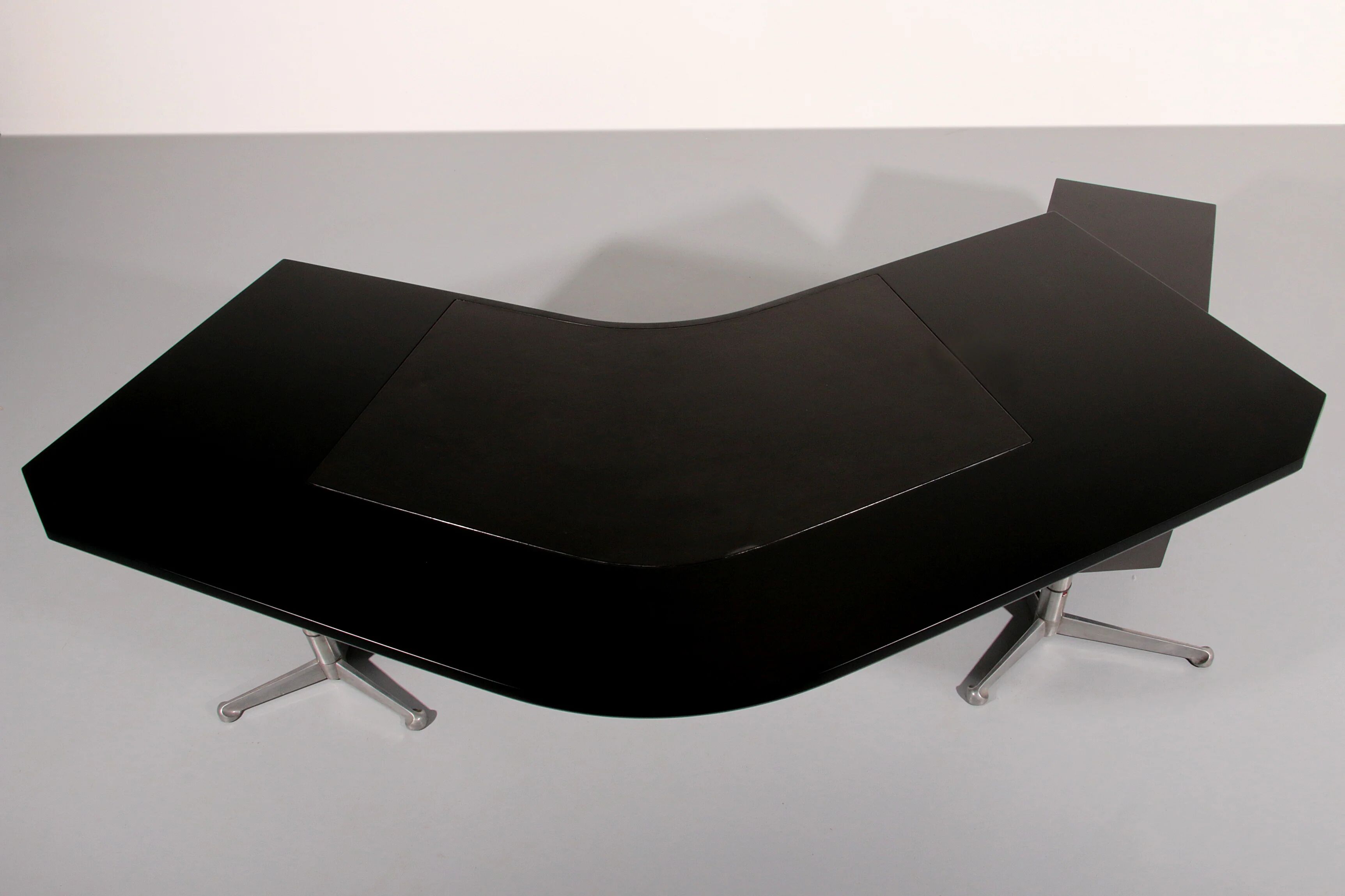 Bureau d'angle exécutif 'T96' d'Osvaldo Borsani pour Tecno en bois laqué noir